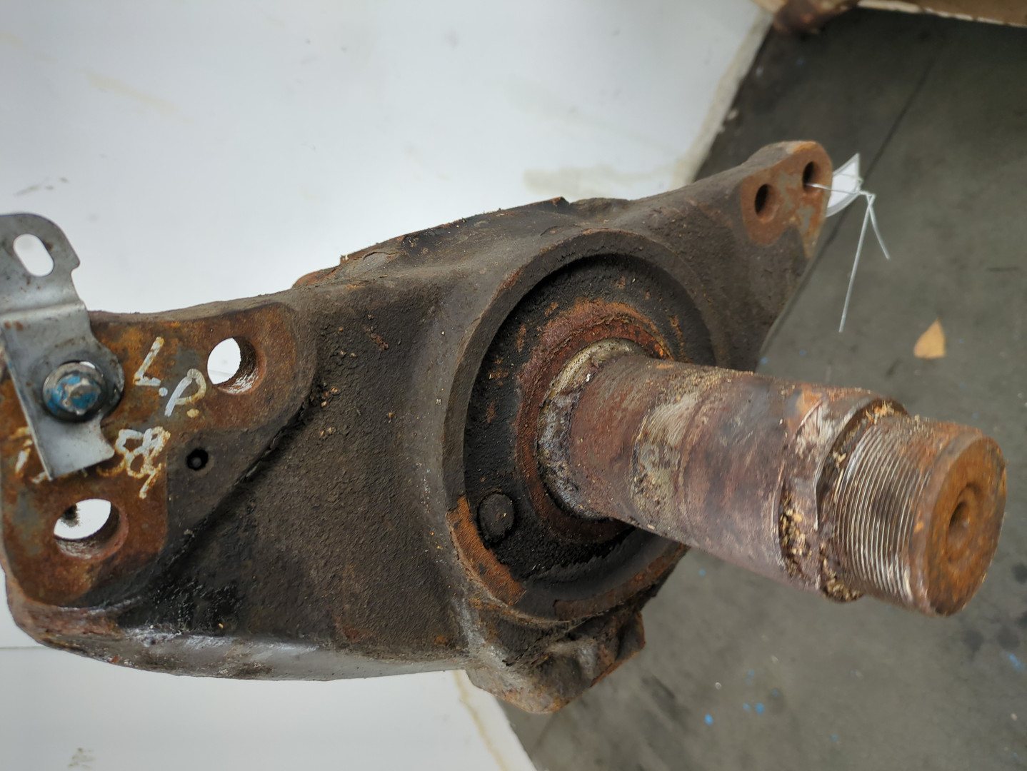 Кулак поворотный передний левый