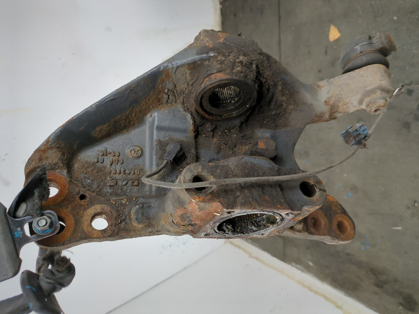 Кулак поворотный передний левый