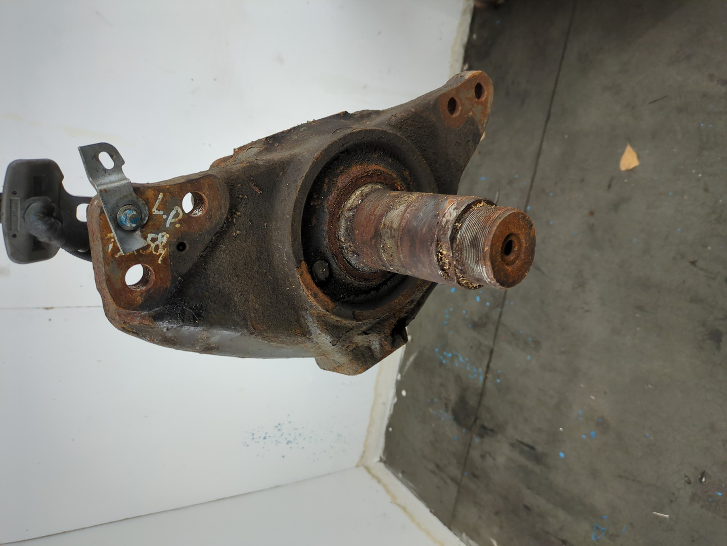 Кулак поворотный передний левый