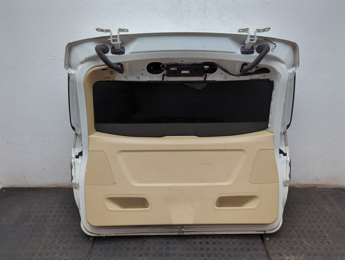 Дверь багажника