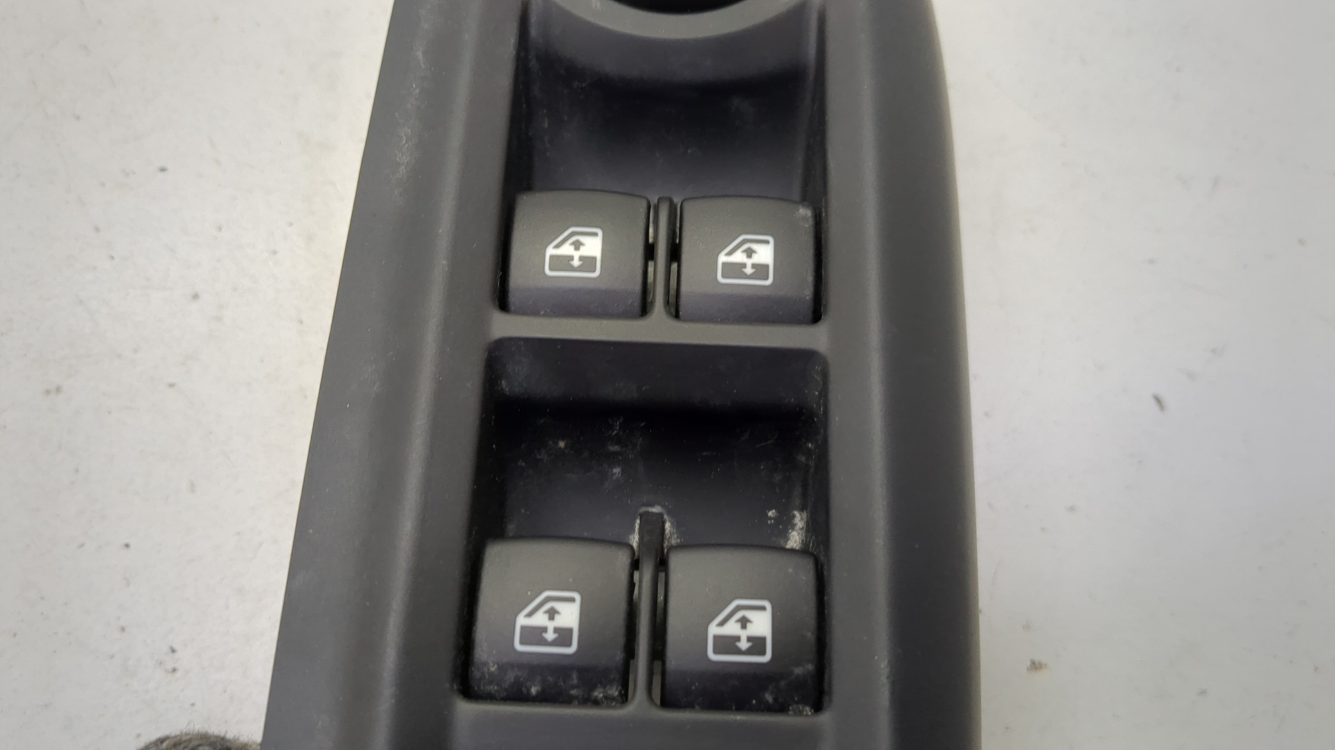 Кнопка стеклоподъемника