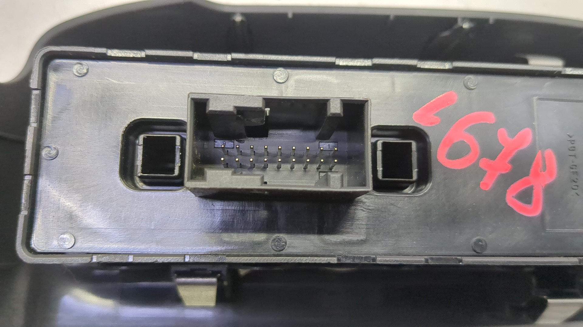 Кнопка стеклоподъемника