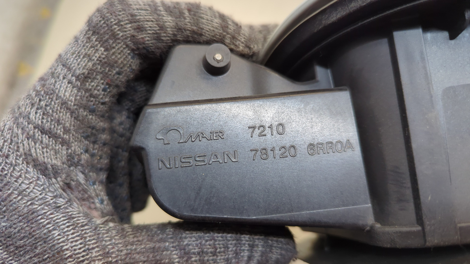 Лючок бензобака