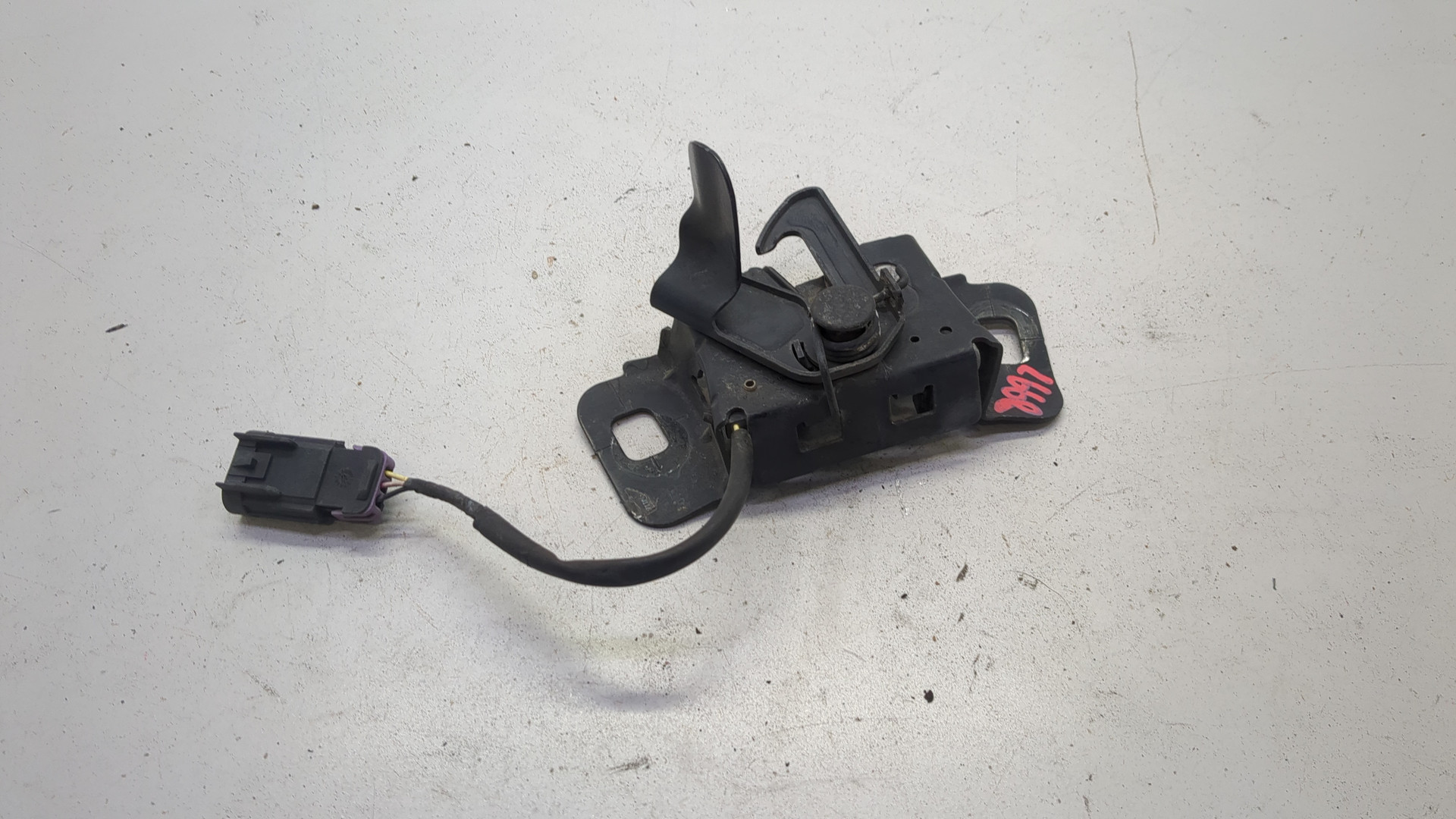 Замок капота