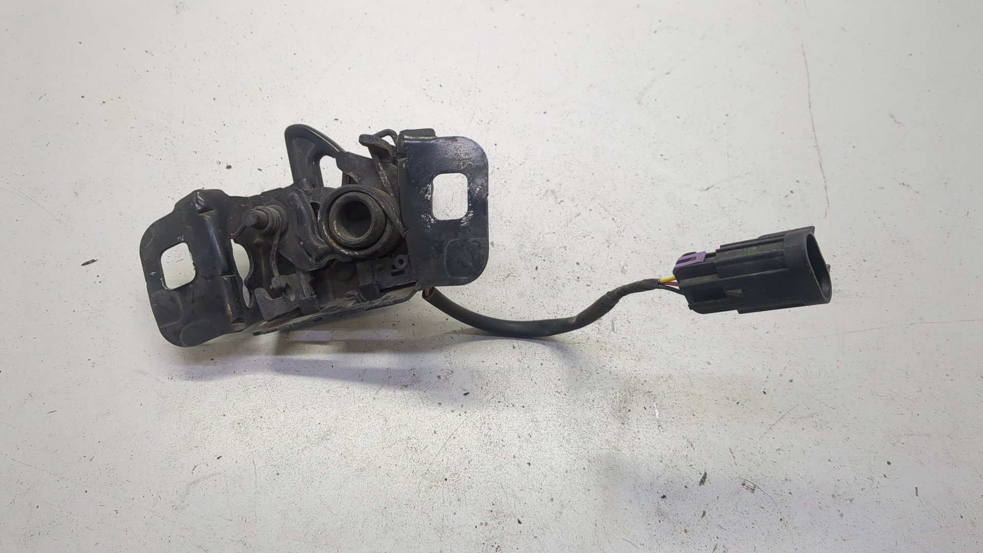 Замок капота