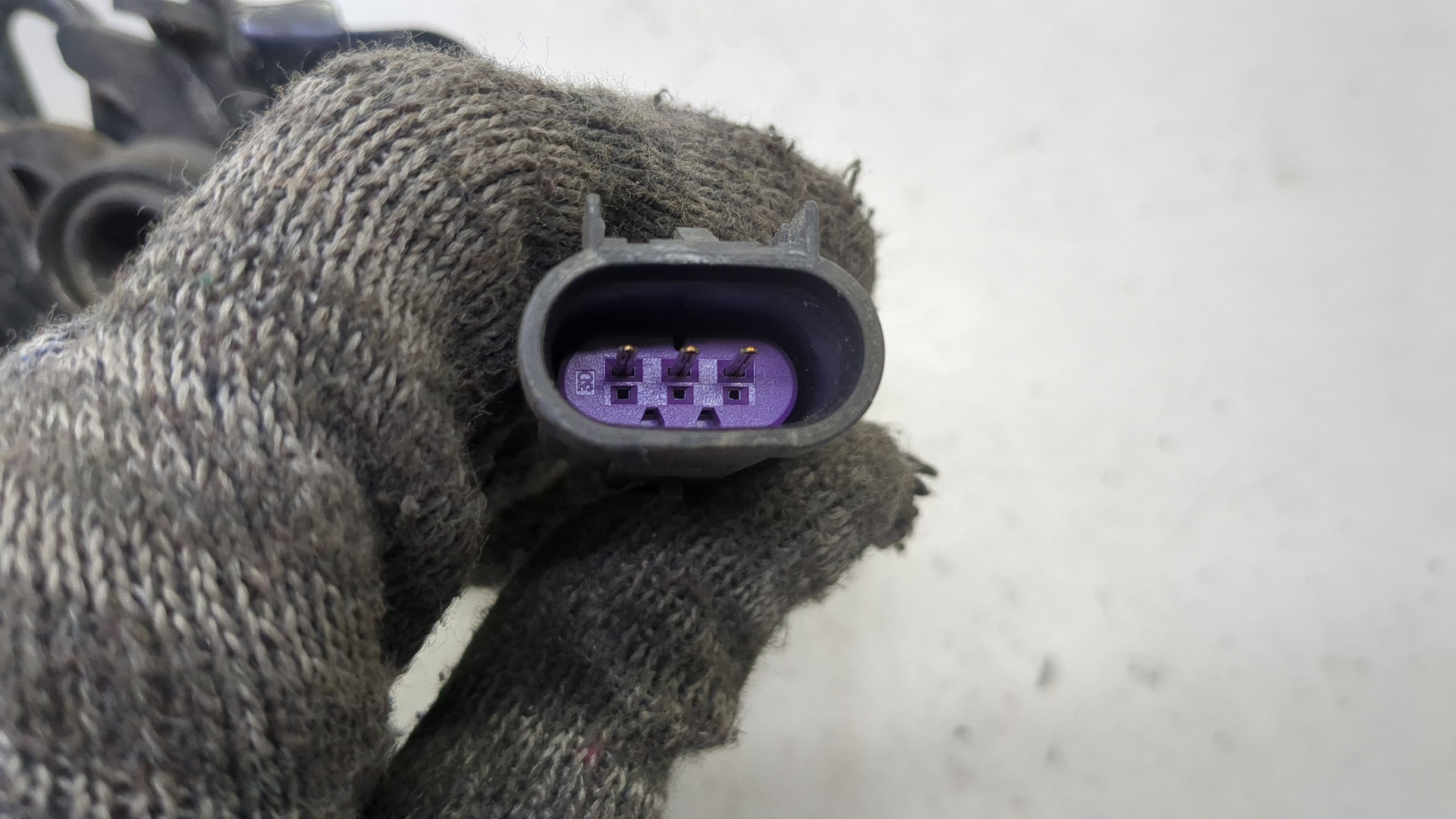 Замок капота