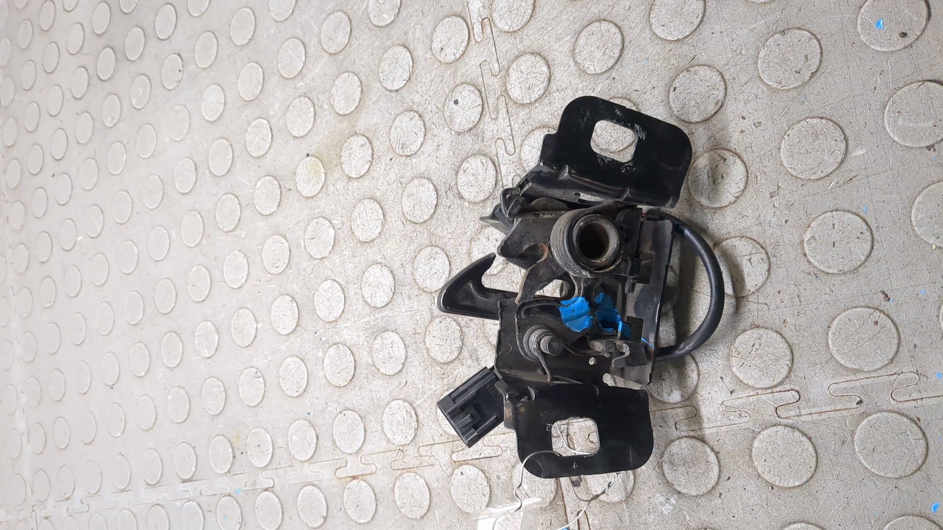 Замок капота