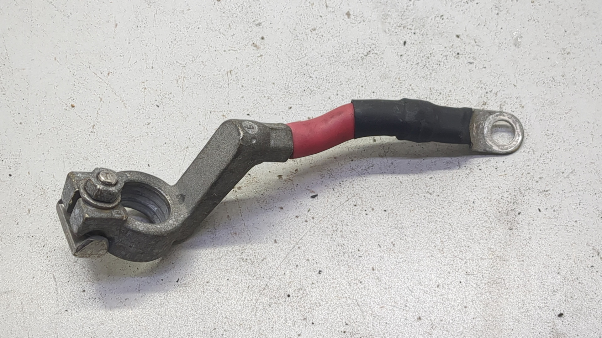 Клемма аккумулятора -