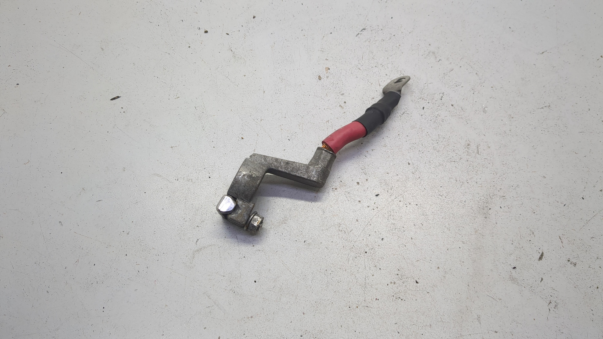 Клемма аккумулятора -