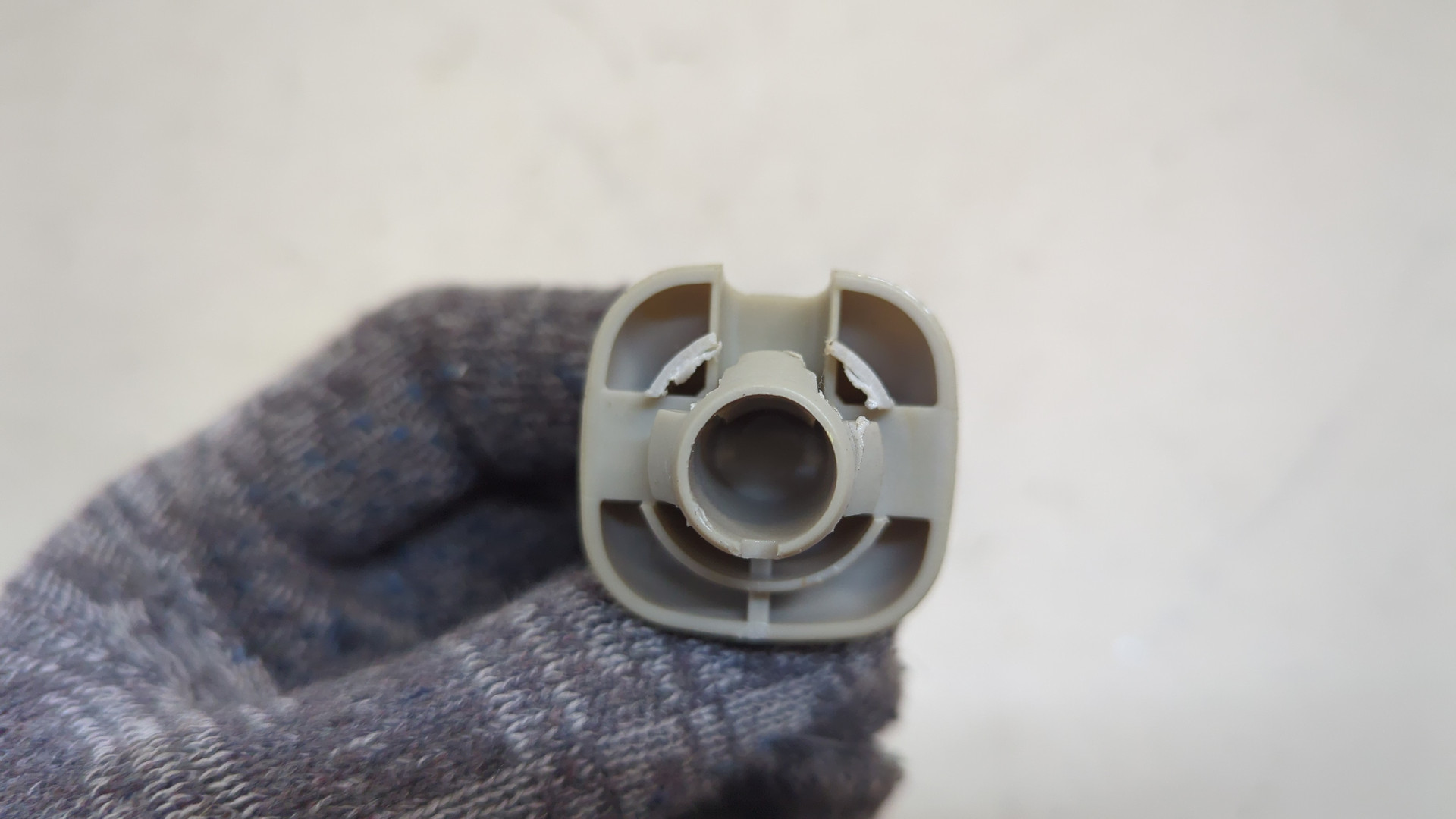 Кронштейн солнцезащитного козырька