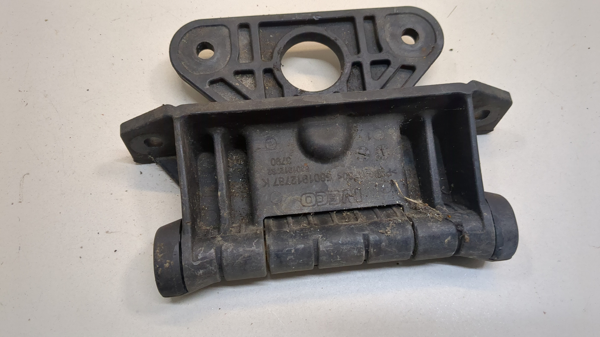 Петля капота правая