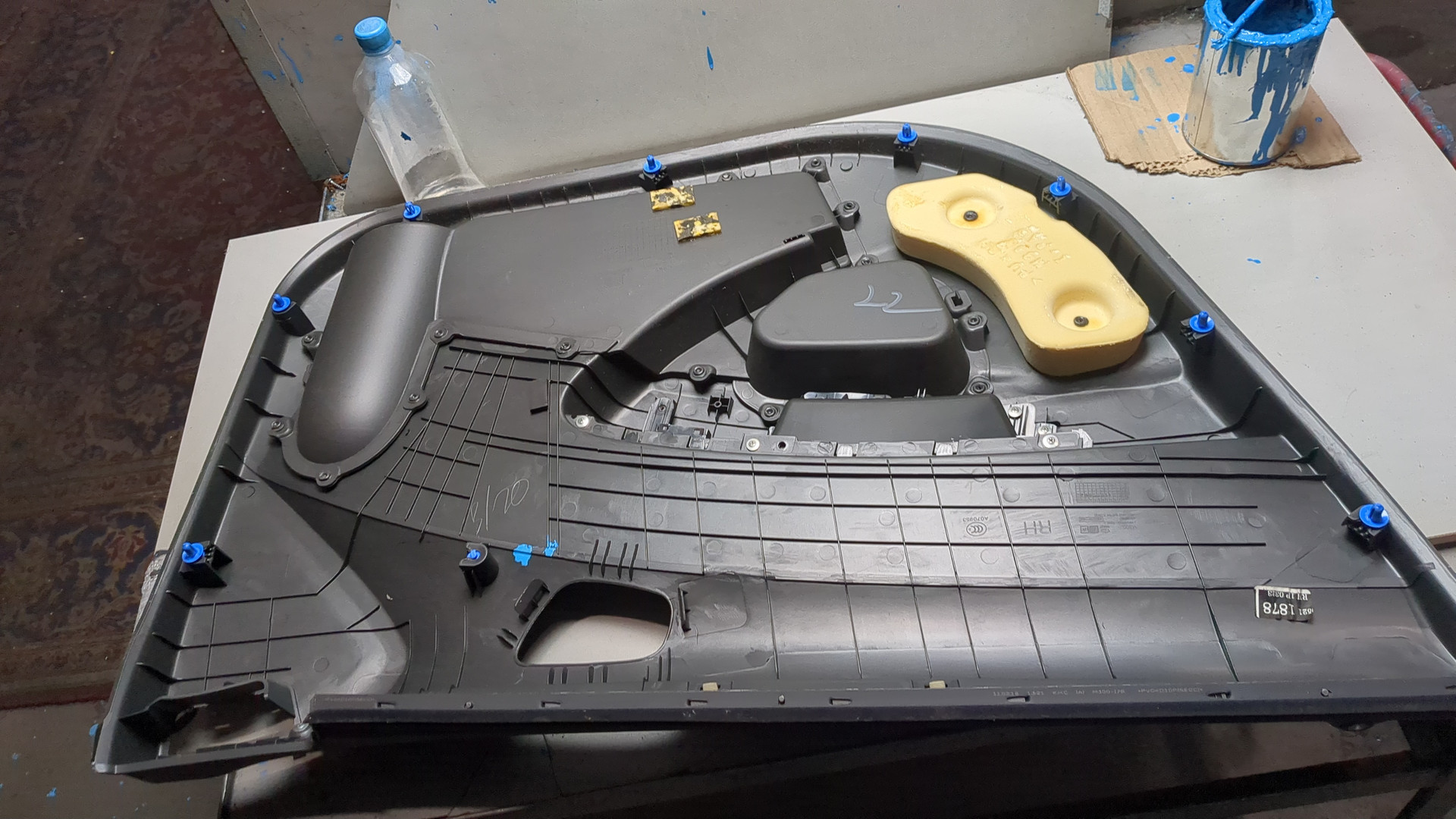 Обшивка двери передней правой