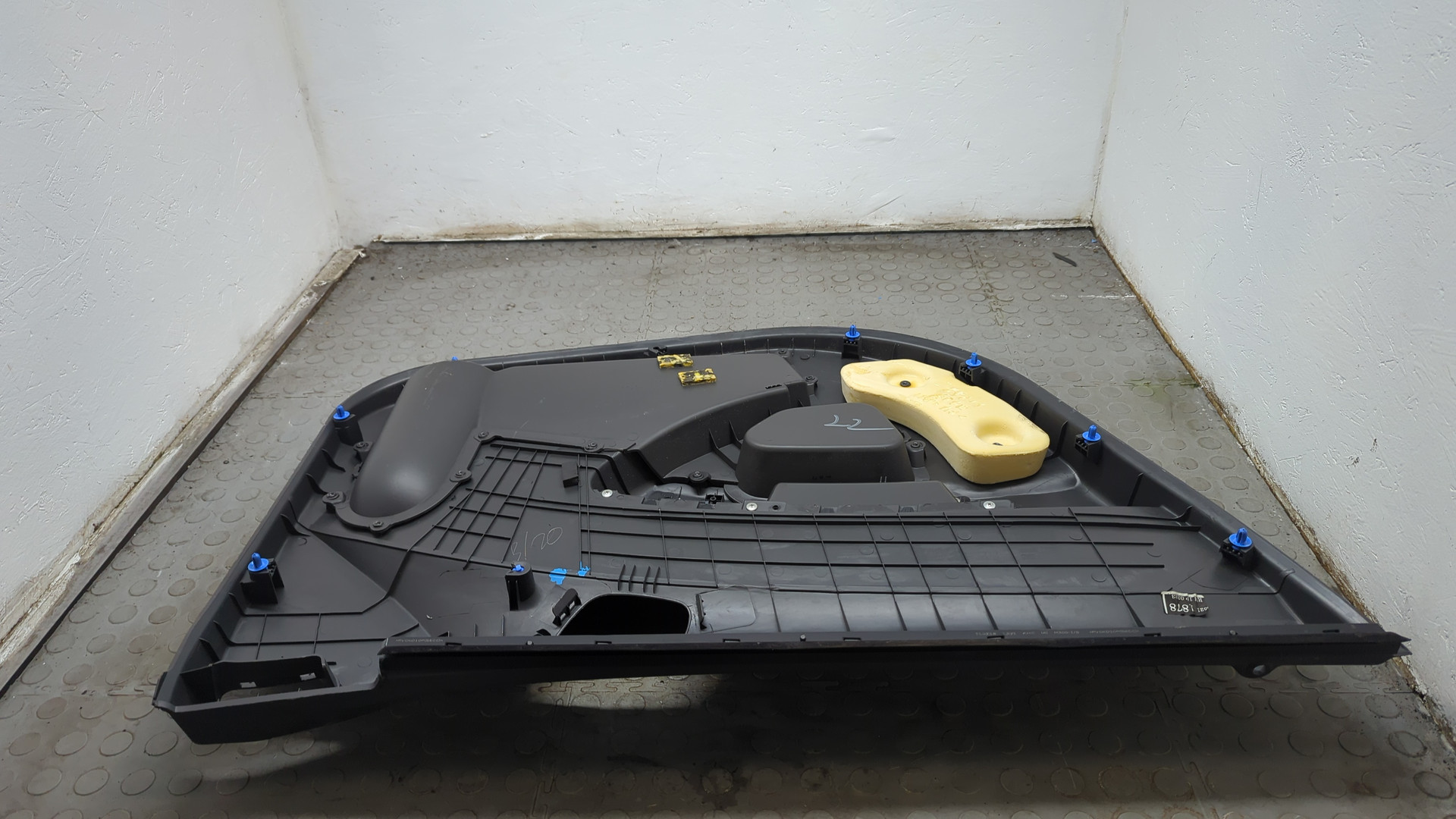 Обшивка двери передней правой