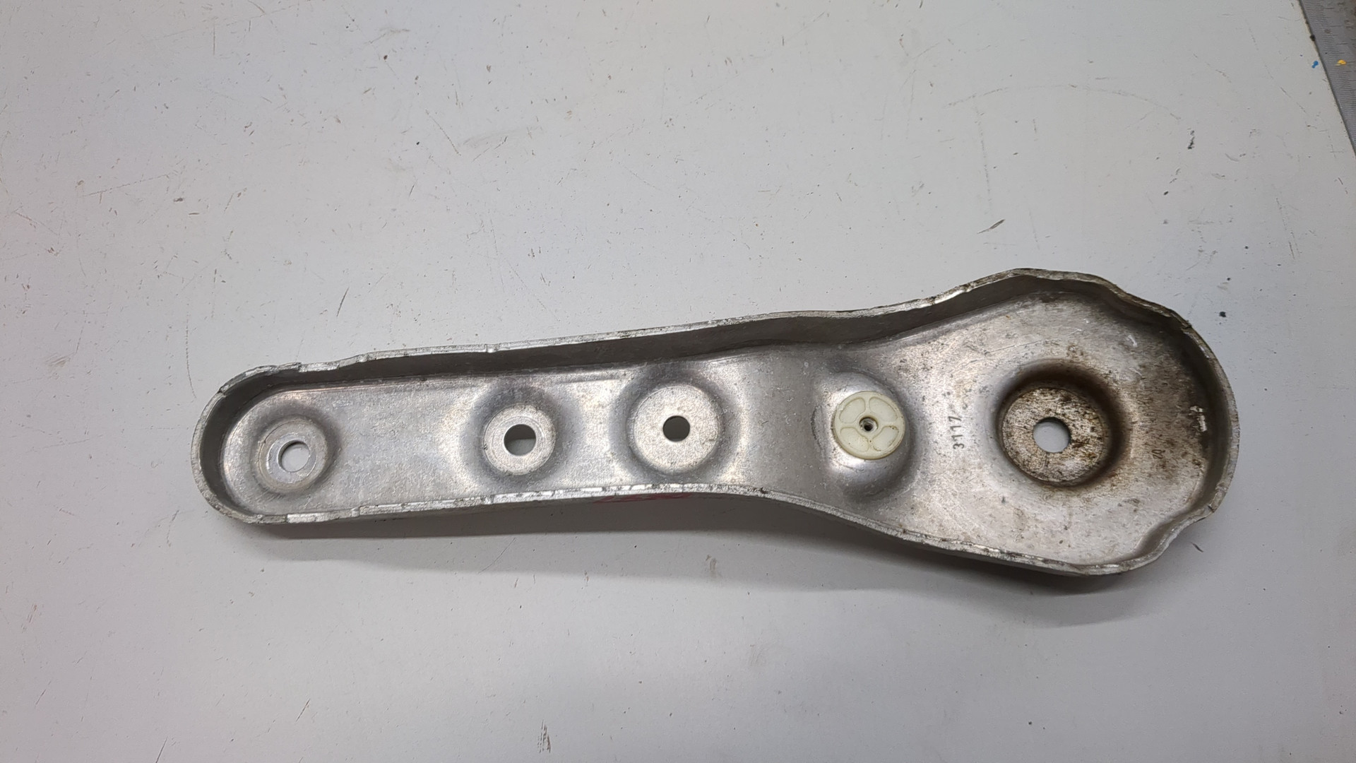 Кронштейн передней балки