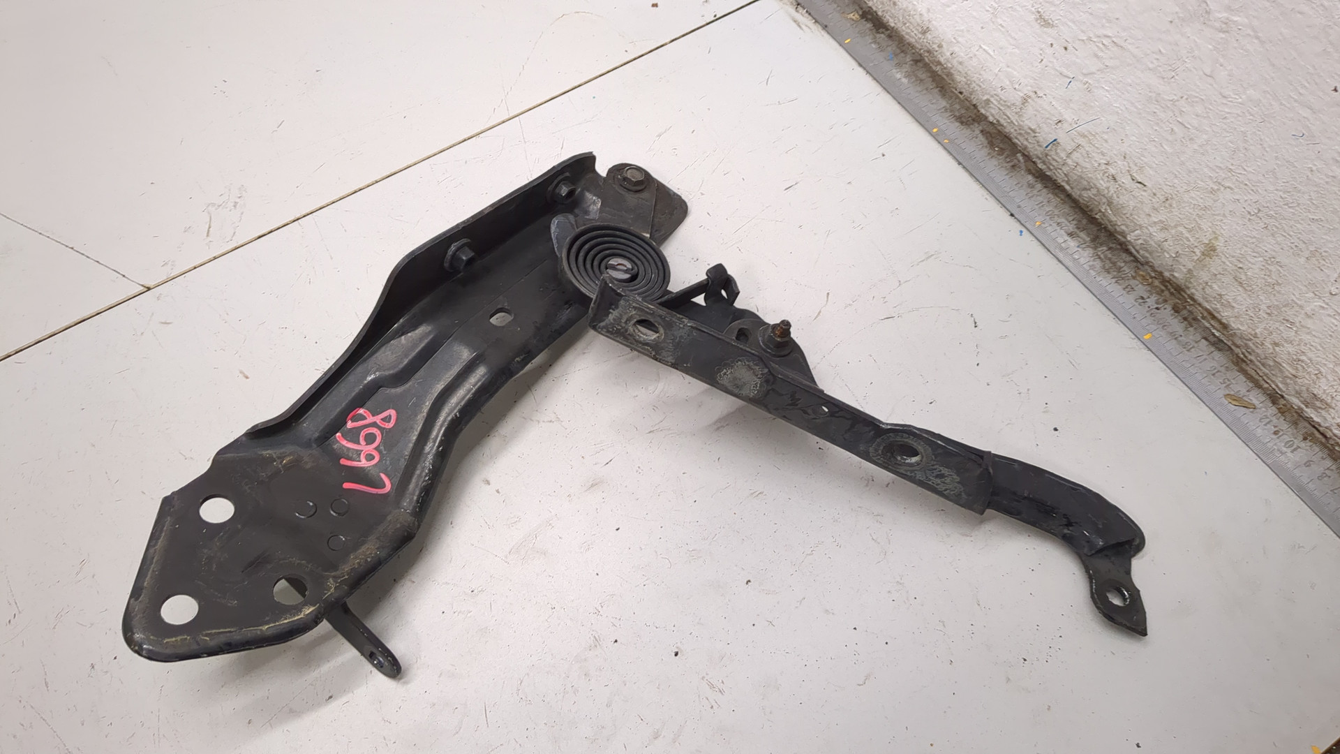 Петля капота левая