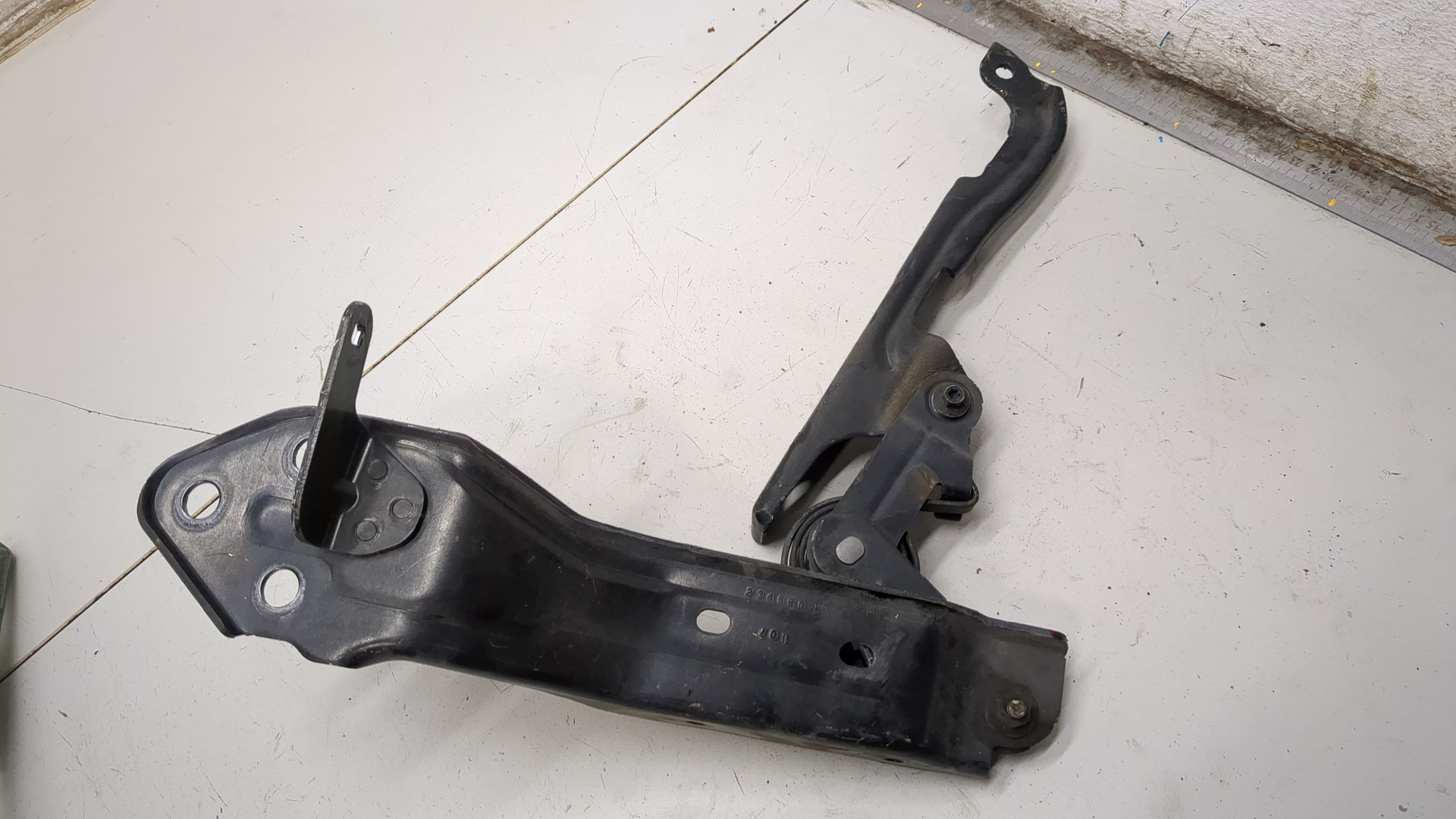 Петля капота левая