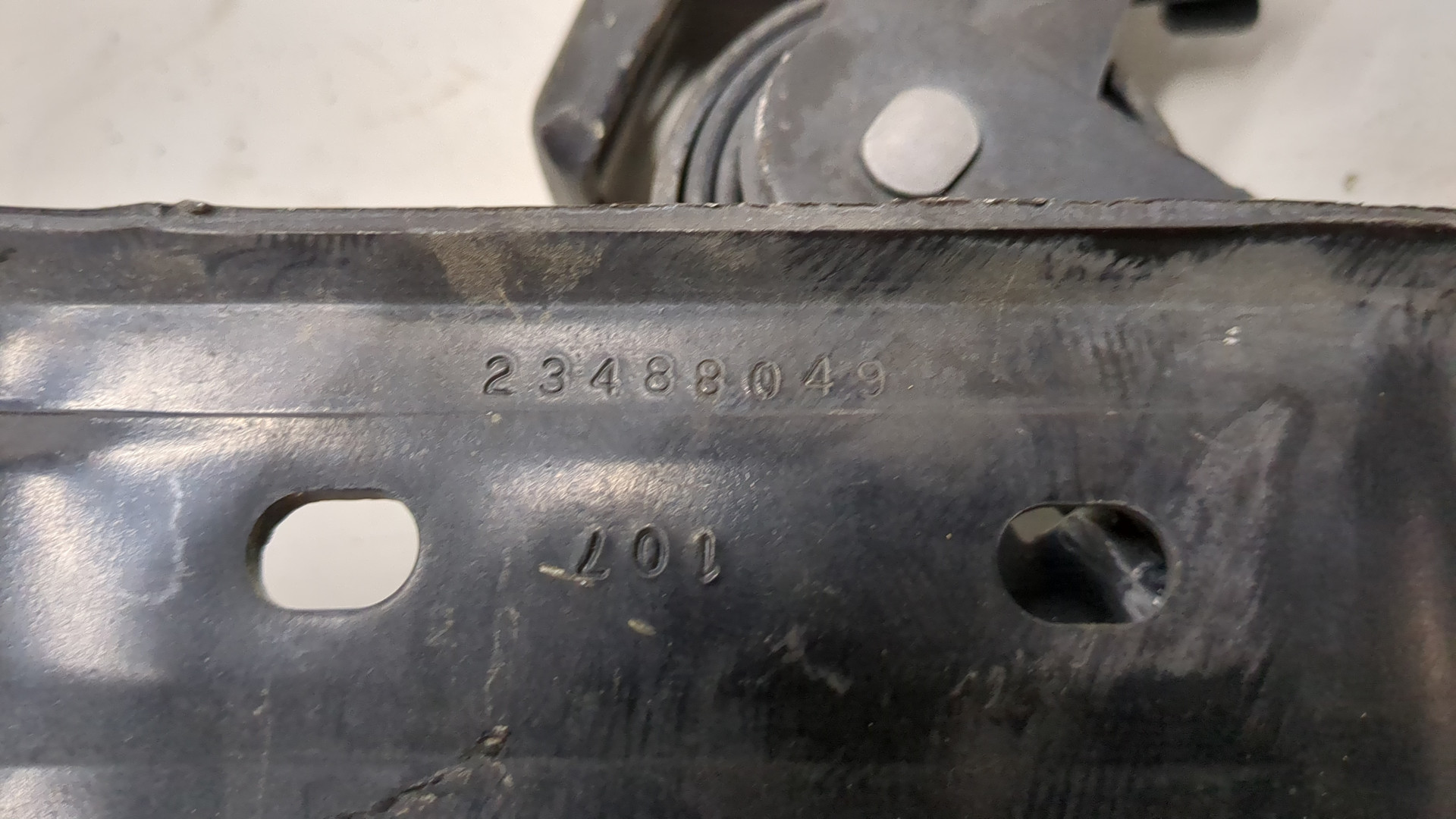 Петля капота левая