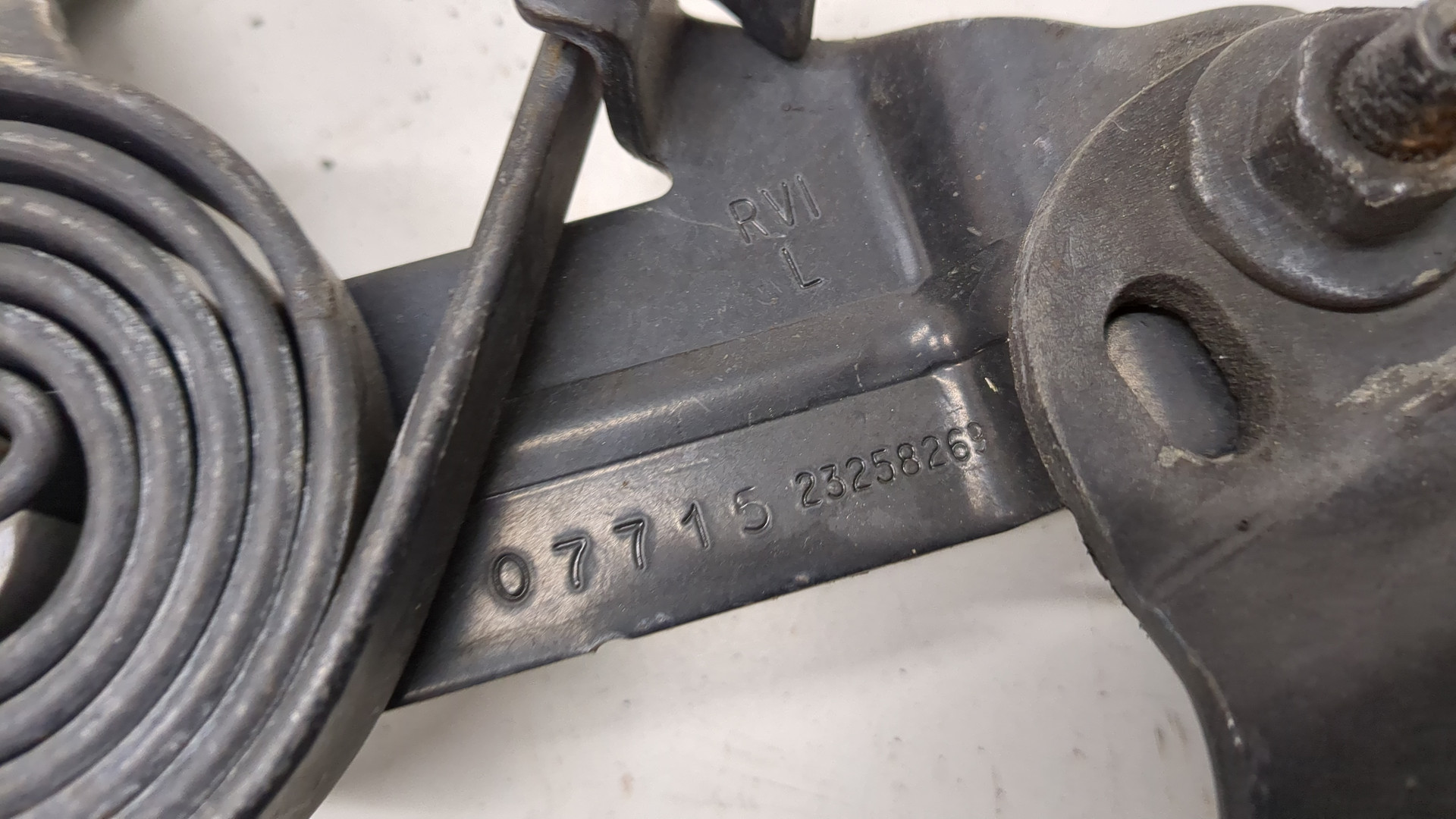 Петля капота левая