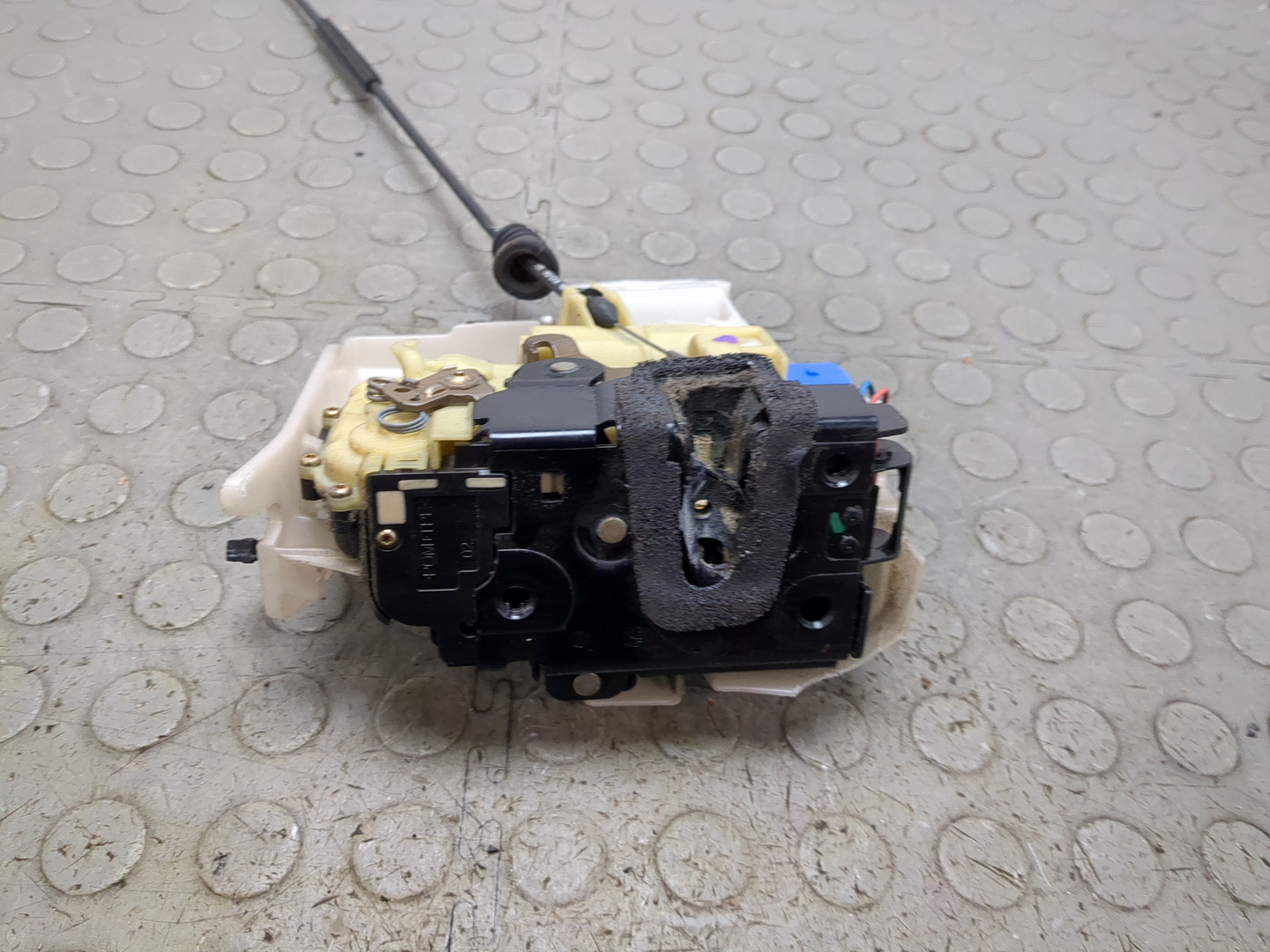 Замок двери передней левой