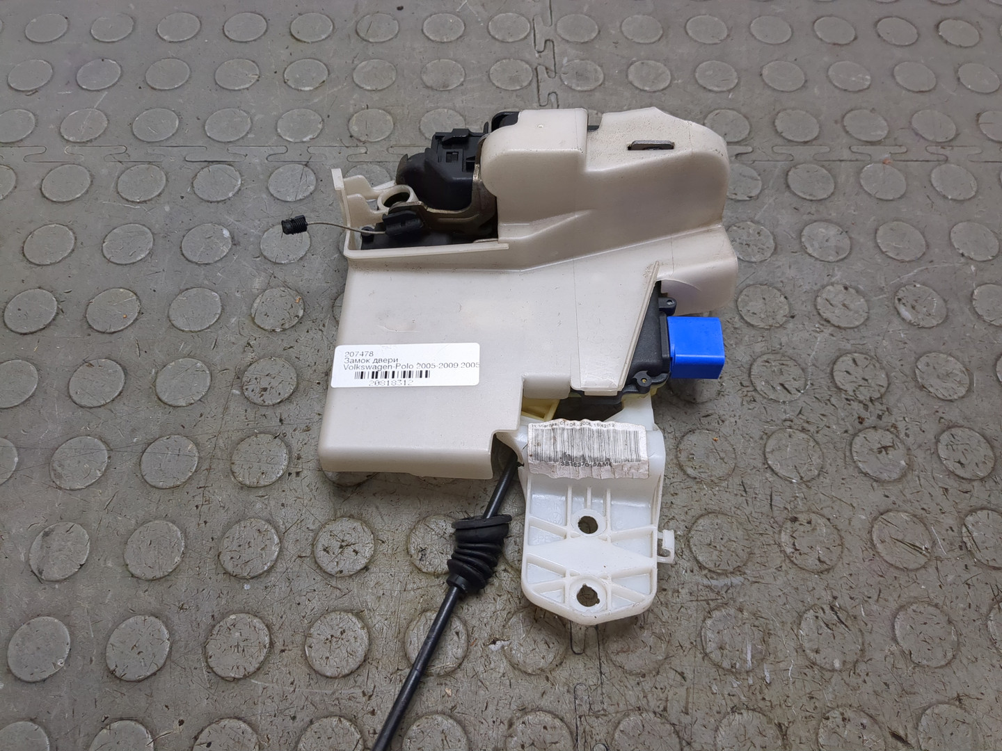 Замок двери передней левой