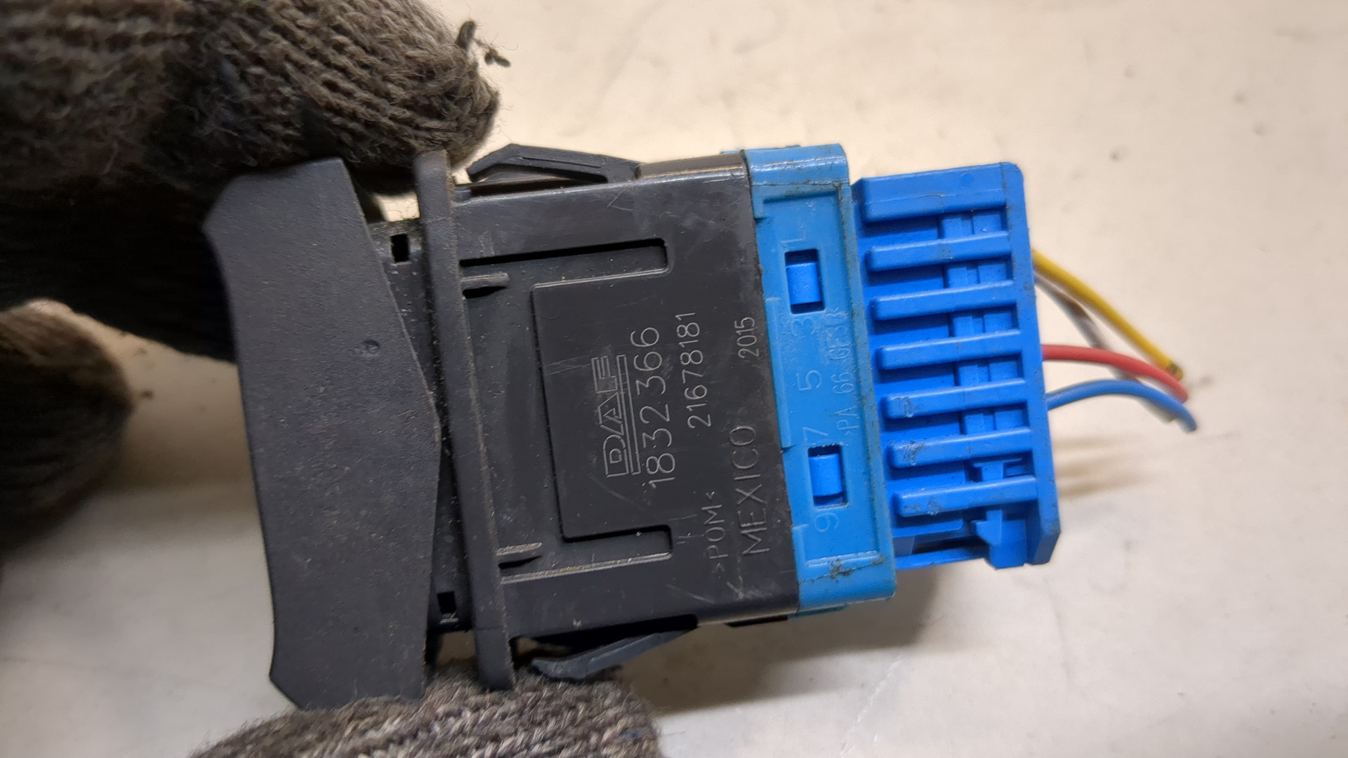 Кнопка корректора фар