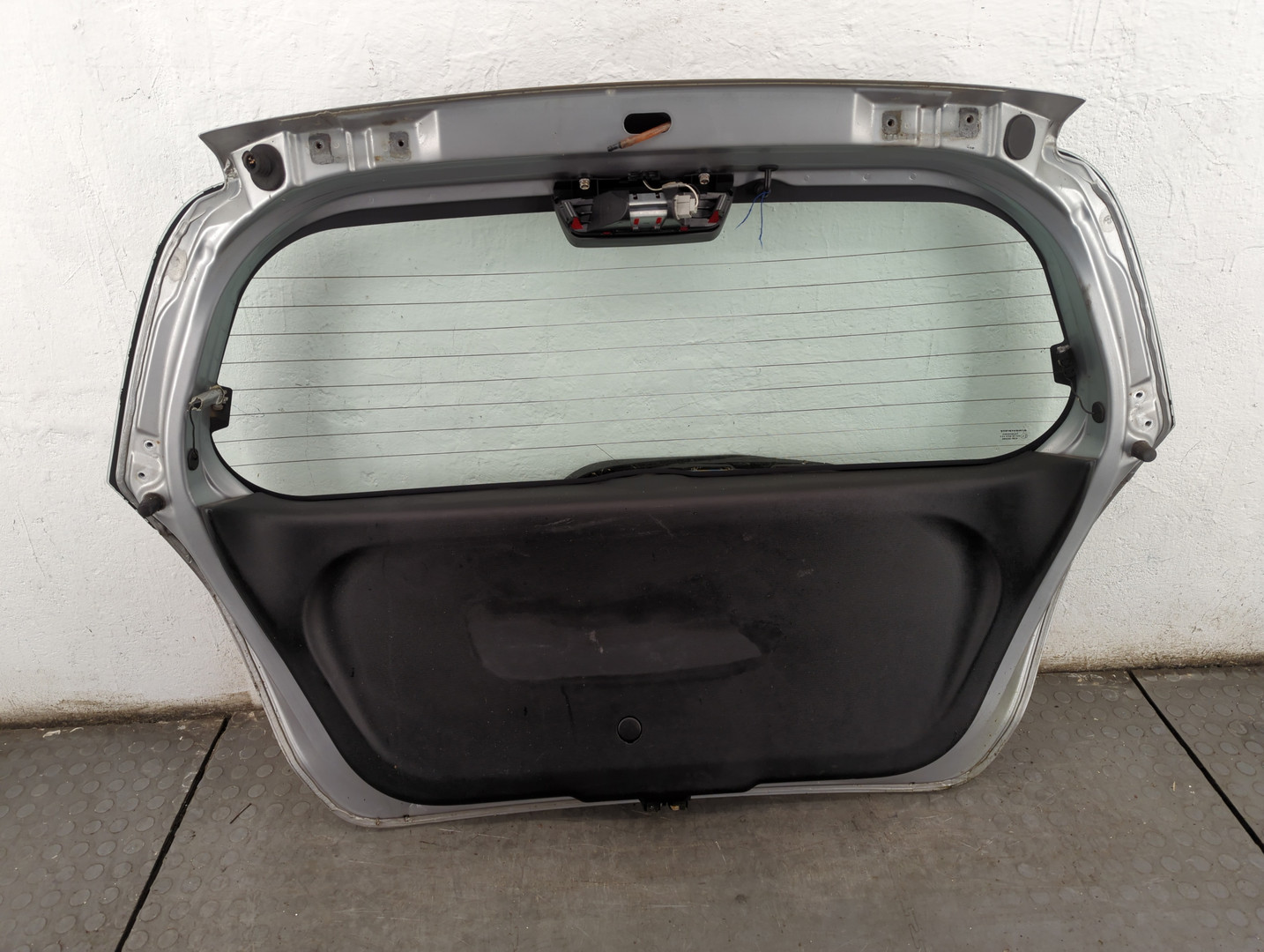 Дверь багажника