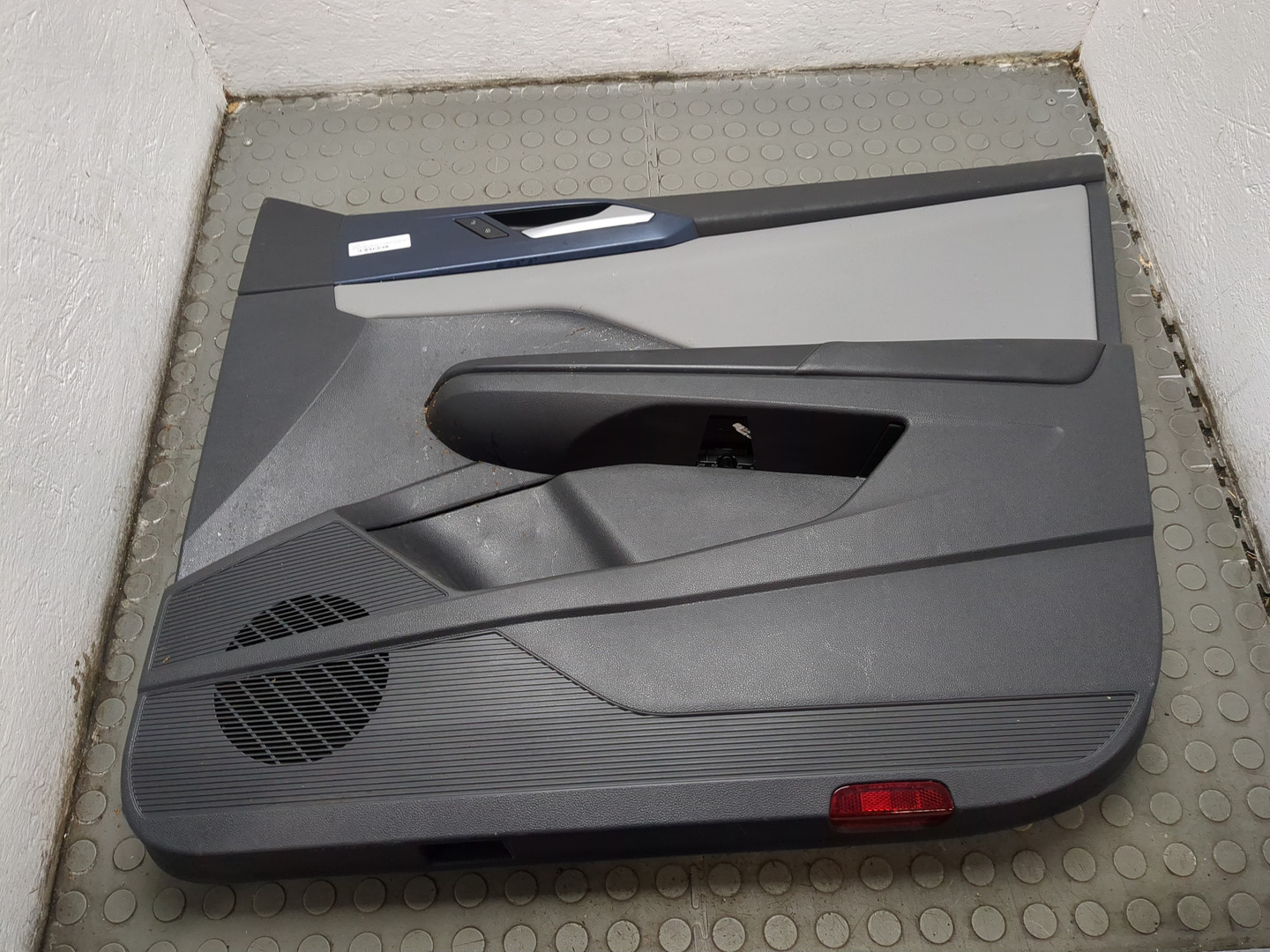 Обшивка двери передней правой