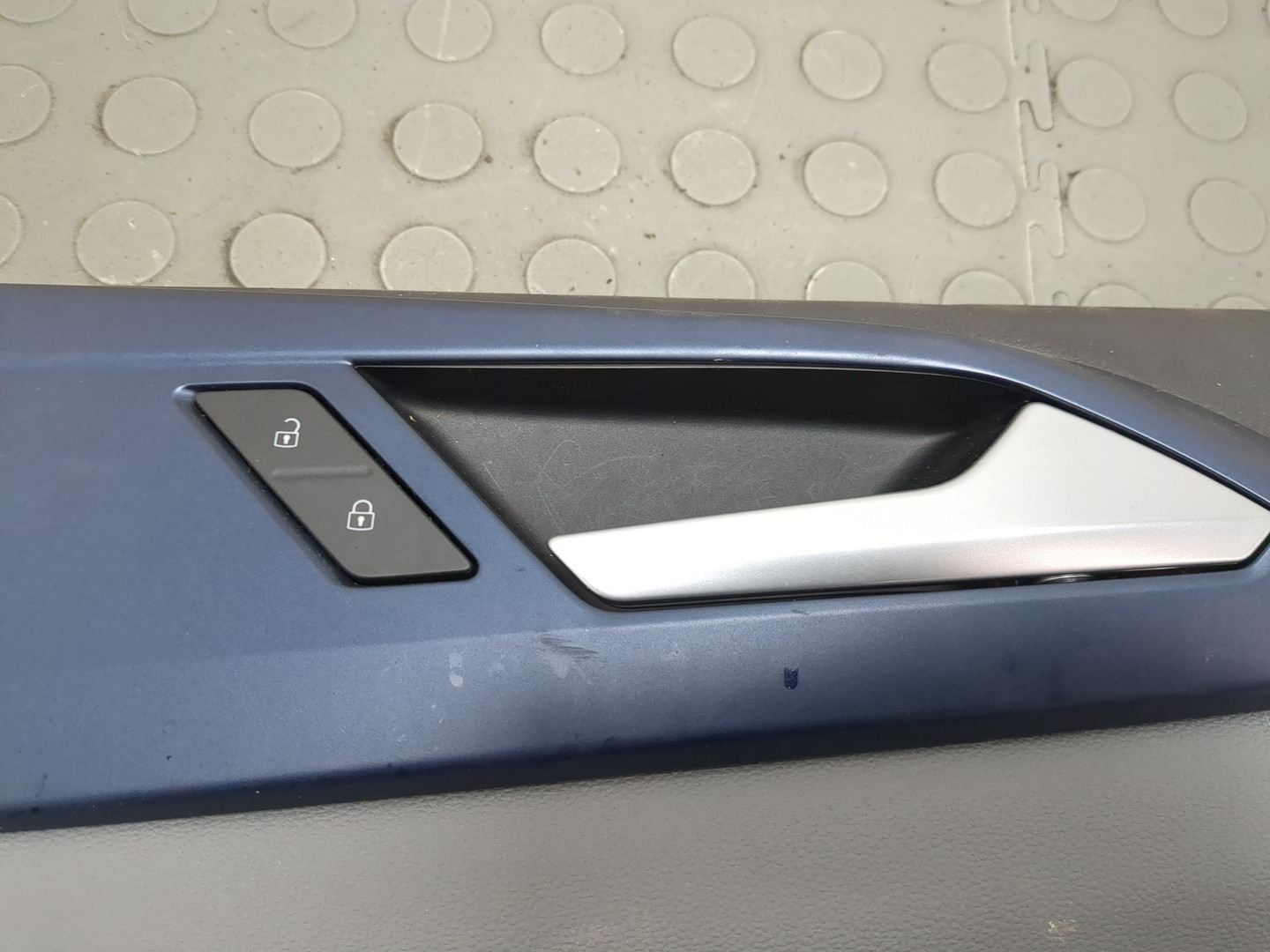 Обшивка двери передней правой