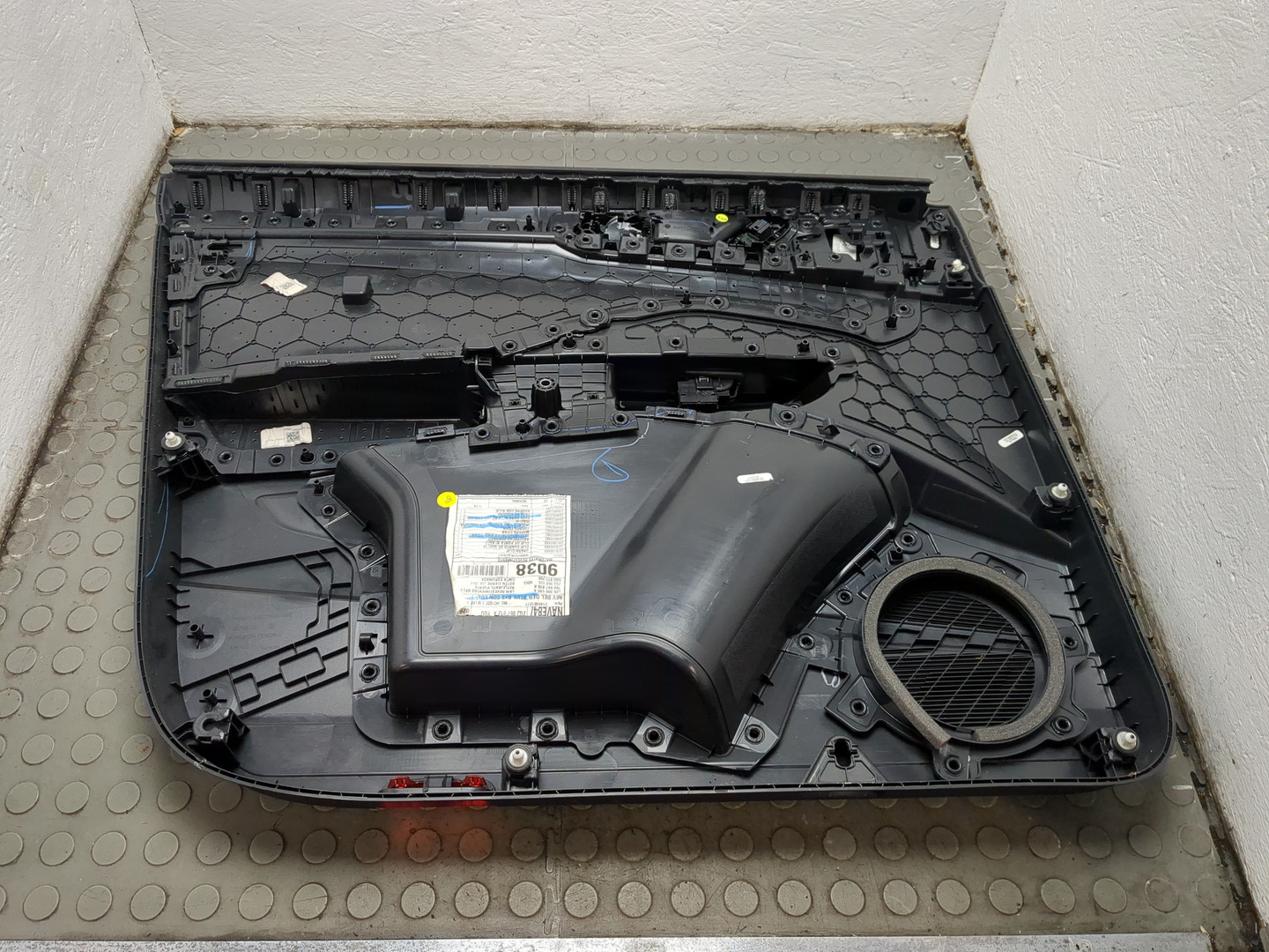 Обшивка двери передней правой