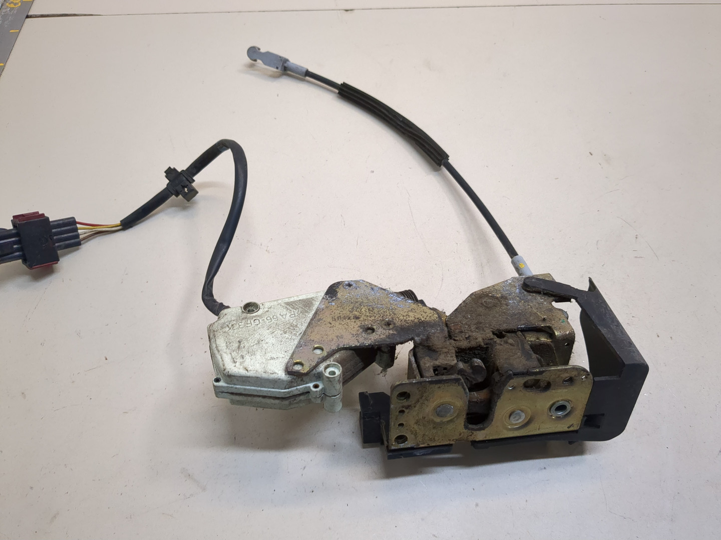 Замок двери передней правой