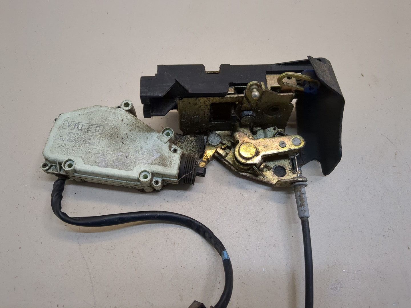 Замок двери передней правой