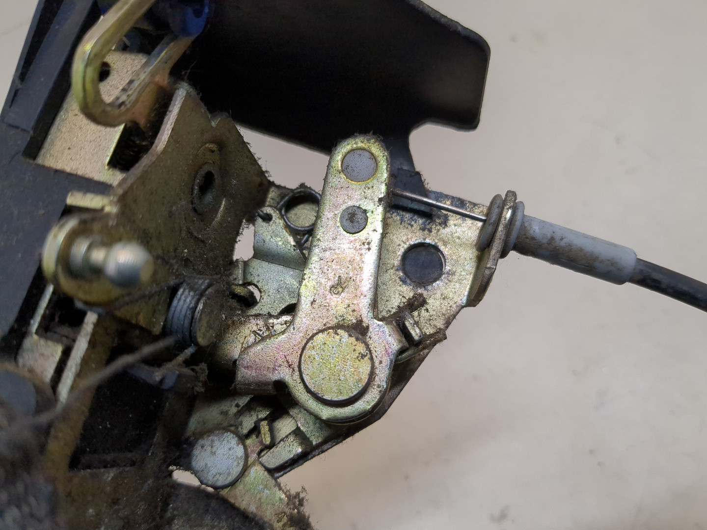 Замок двери передней правой