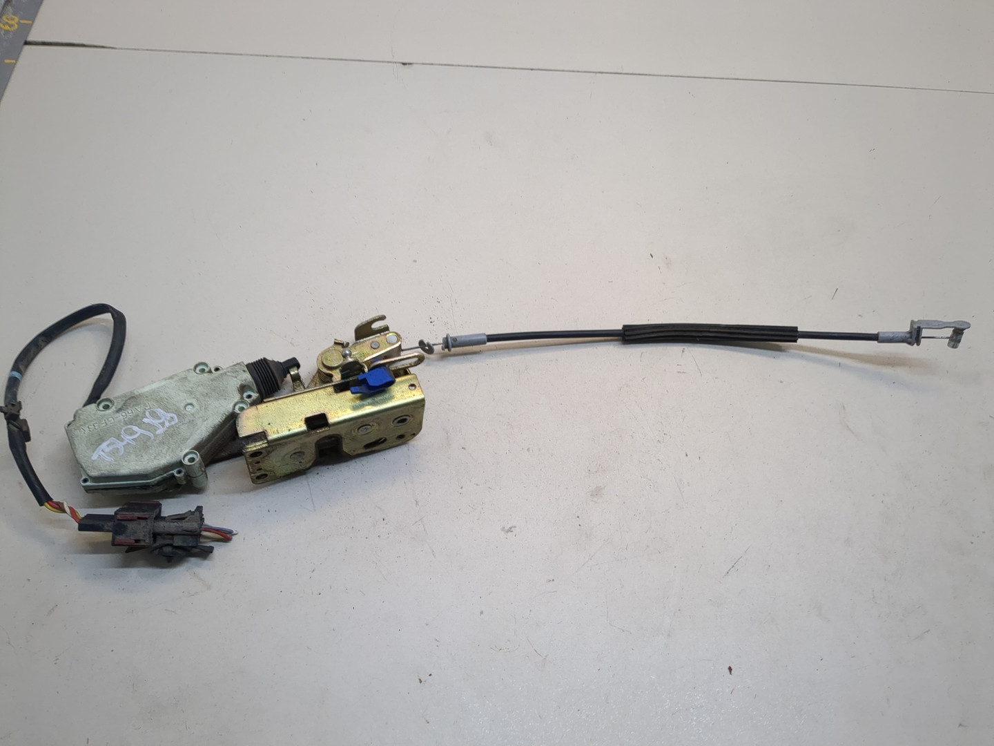 Замок двери передней левой