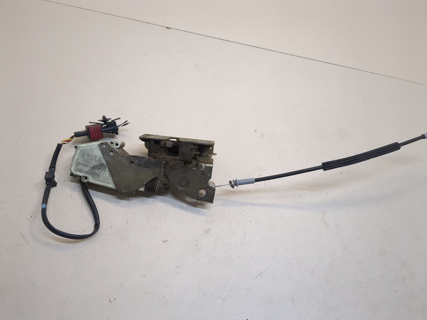 Замок двери передней левой