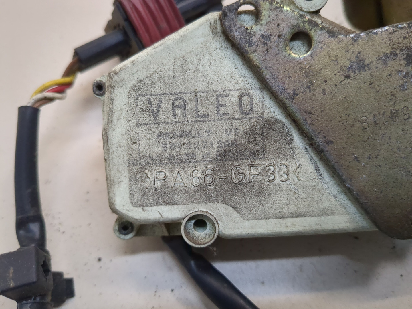 Замок двери передней левой