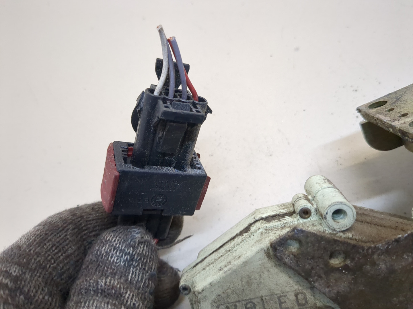 Замок двери передней левой