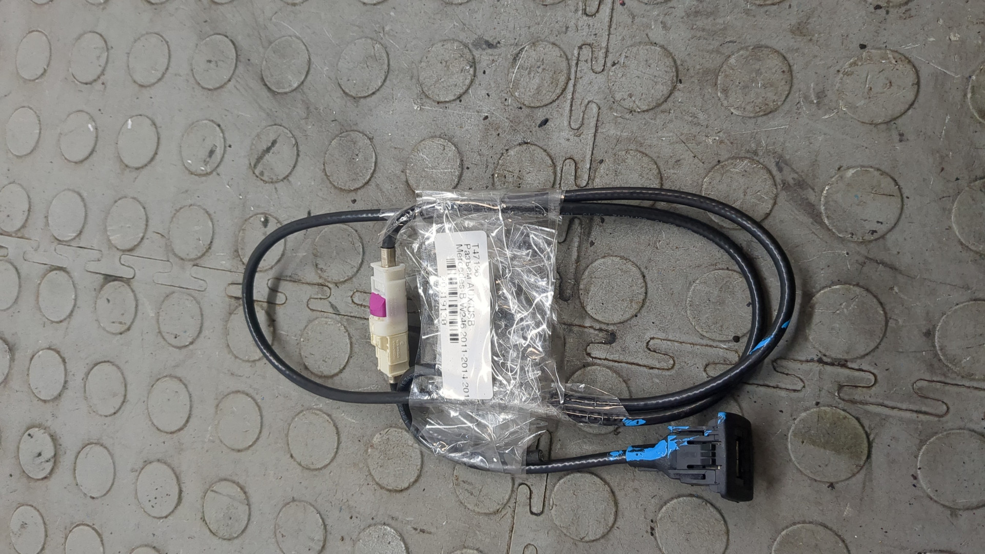 Гнездо AUX / USB IN