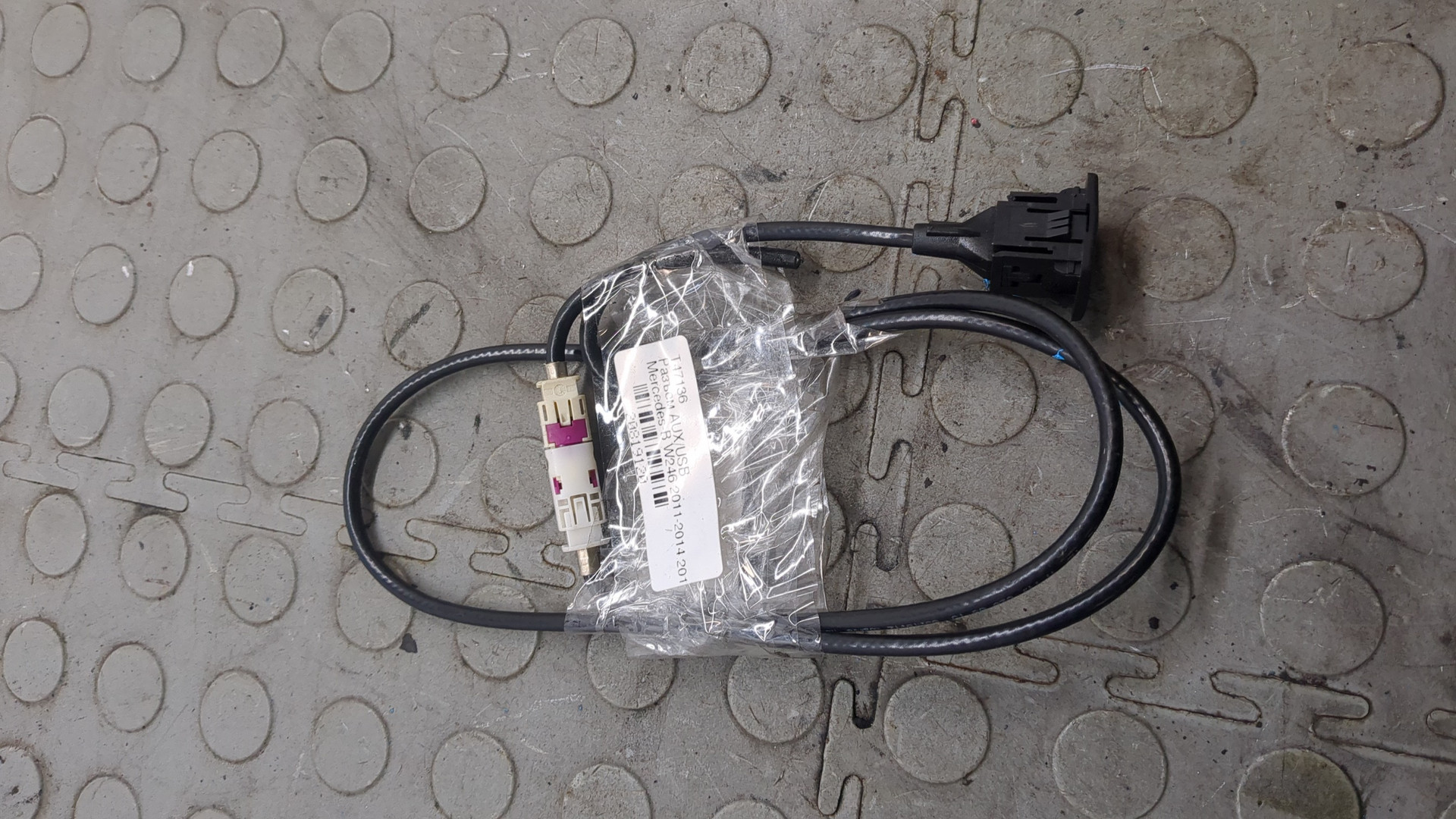 Гнездо AUX / USB IN