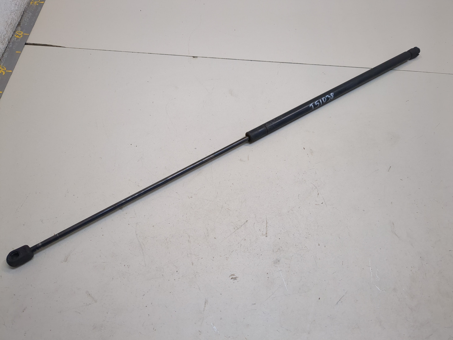 Амортизатор капота