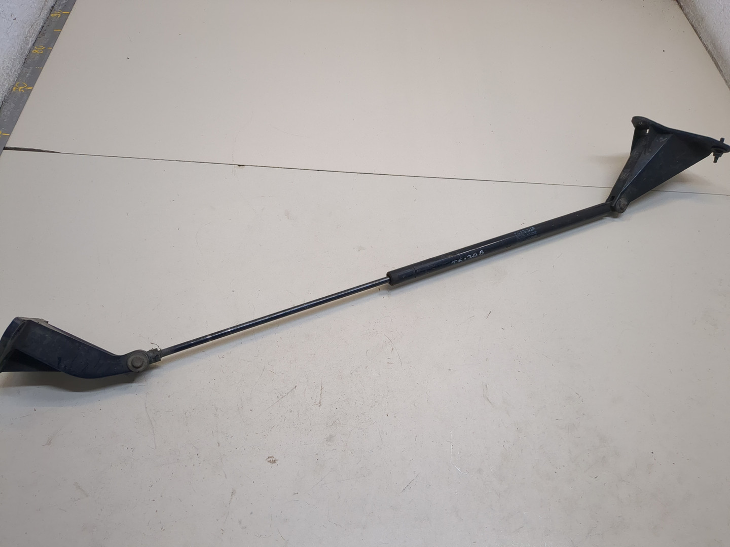 Амортизатор капота