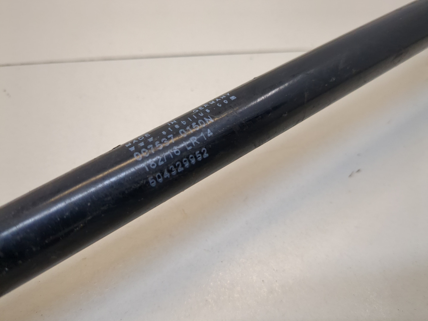 Амортизатор капота