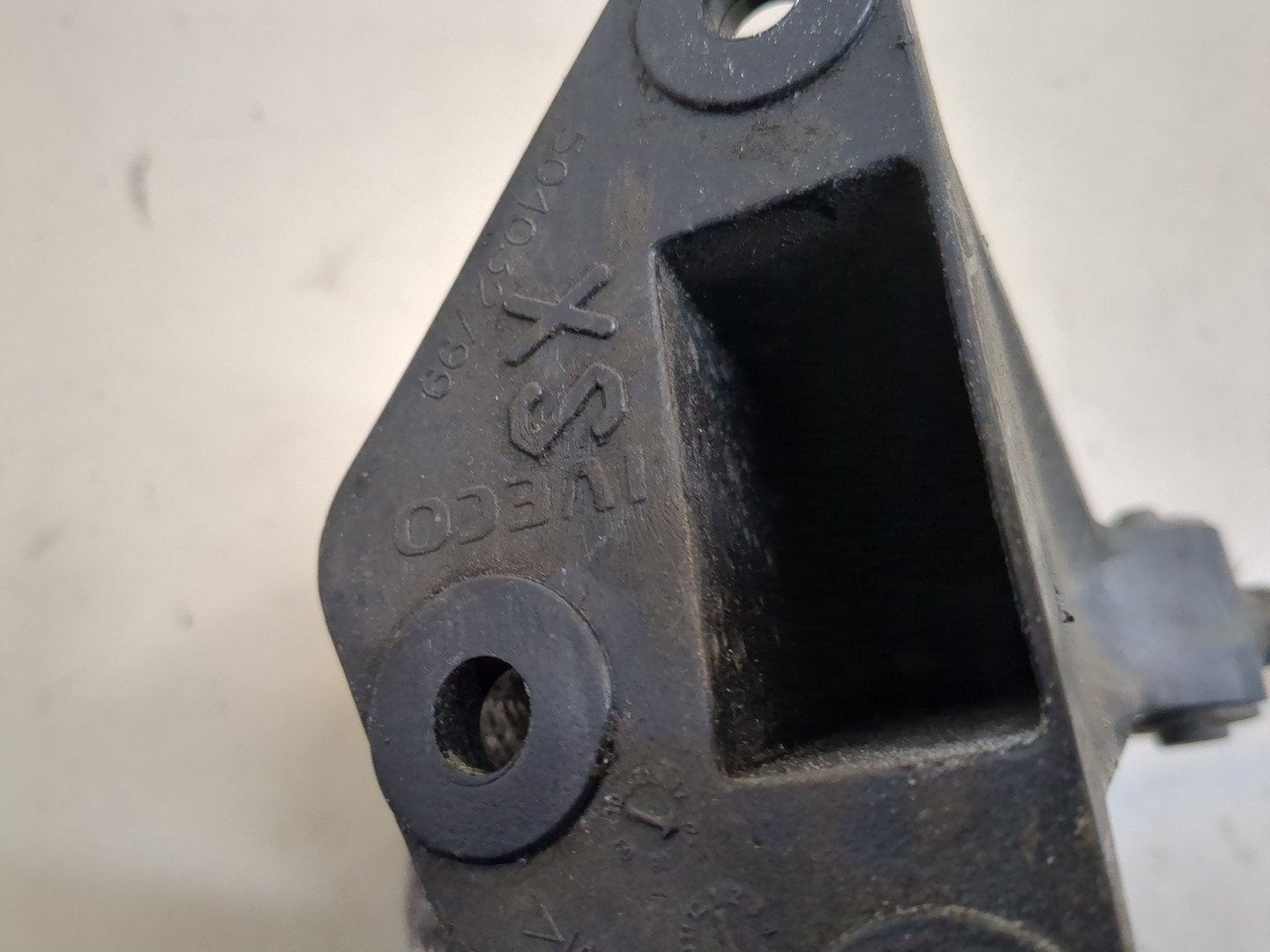 Амортизатор капота