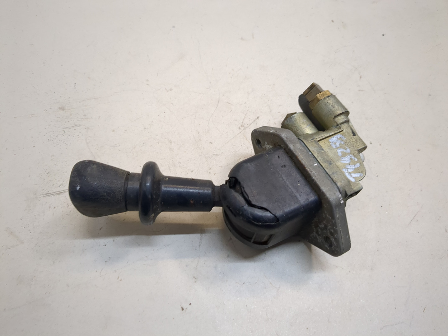 Кран ручного тормоза