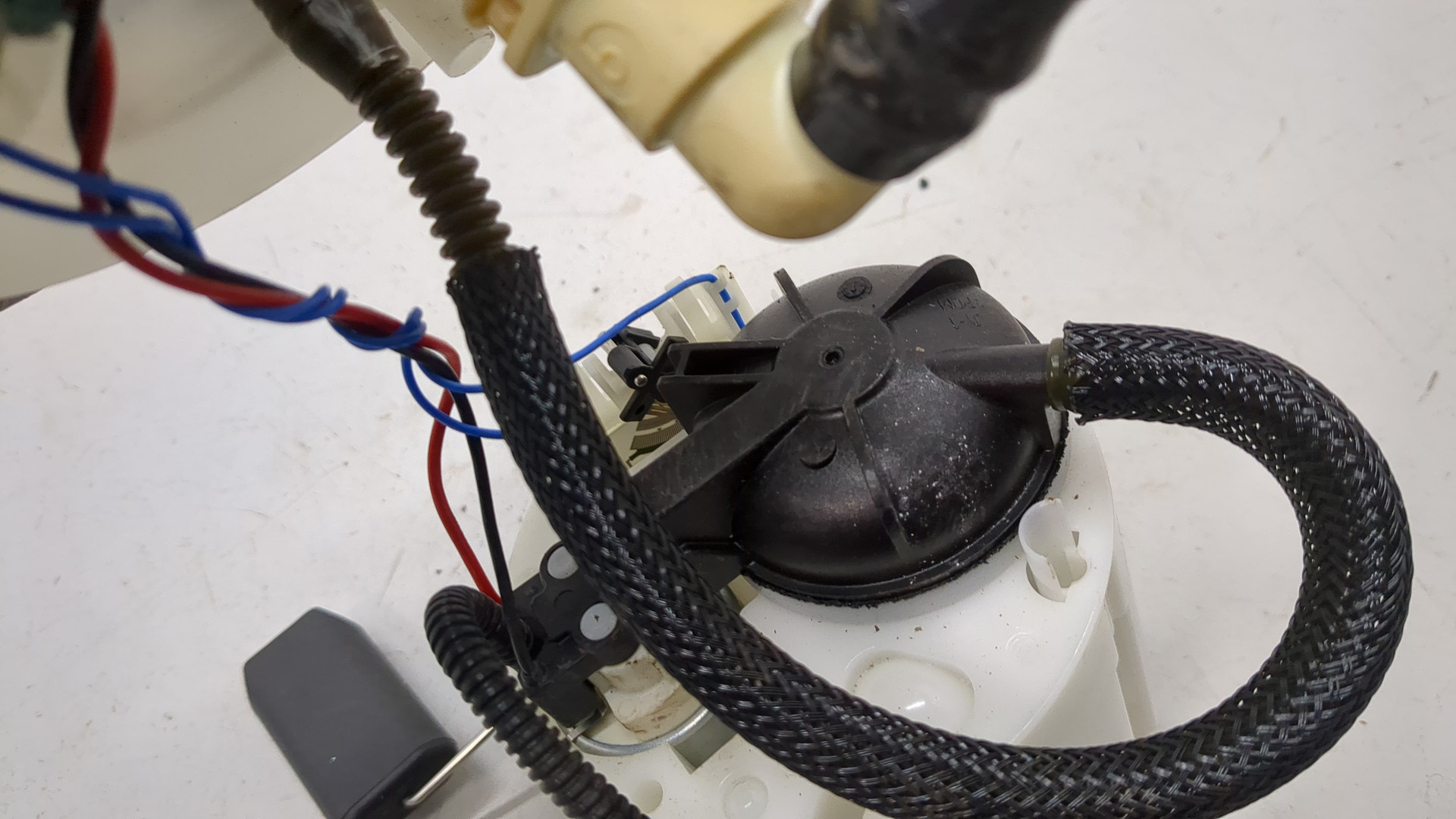 Насос топливный электрический