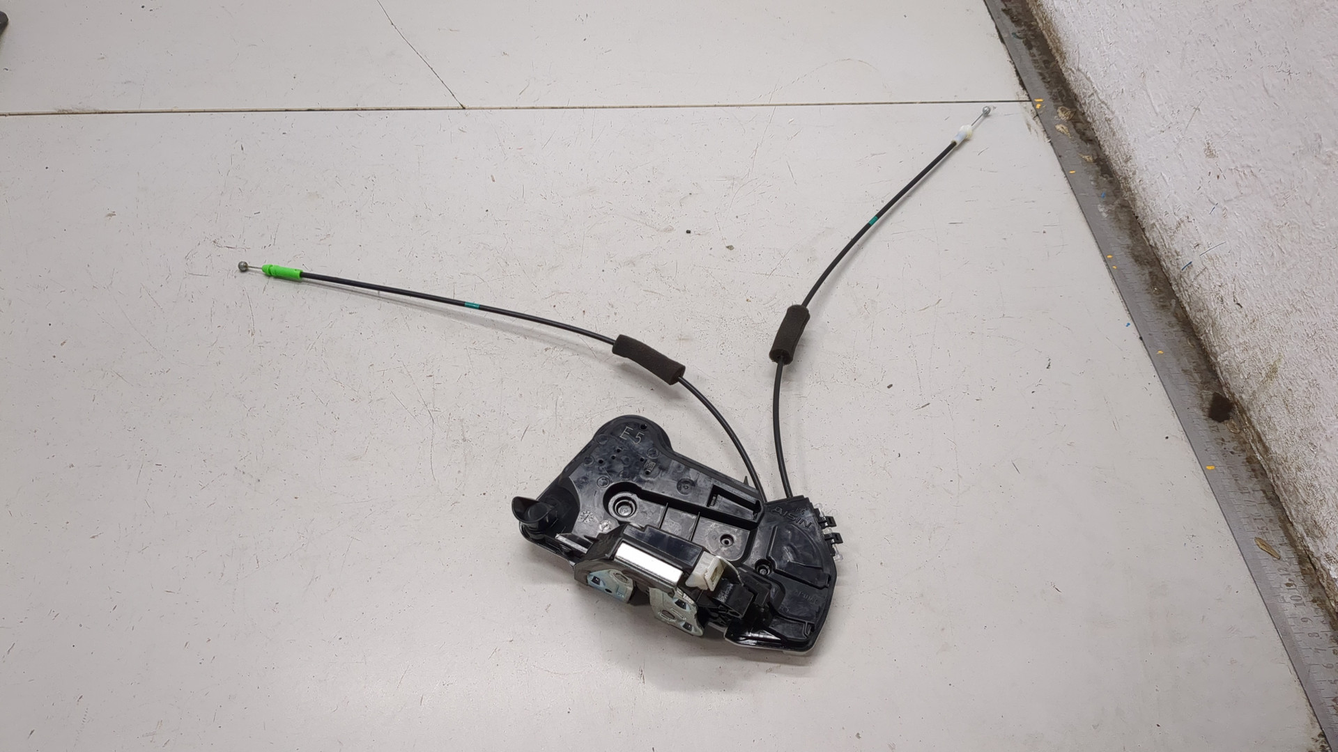 Замок двери передней правой