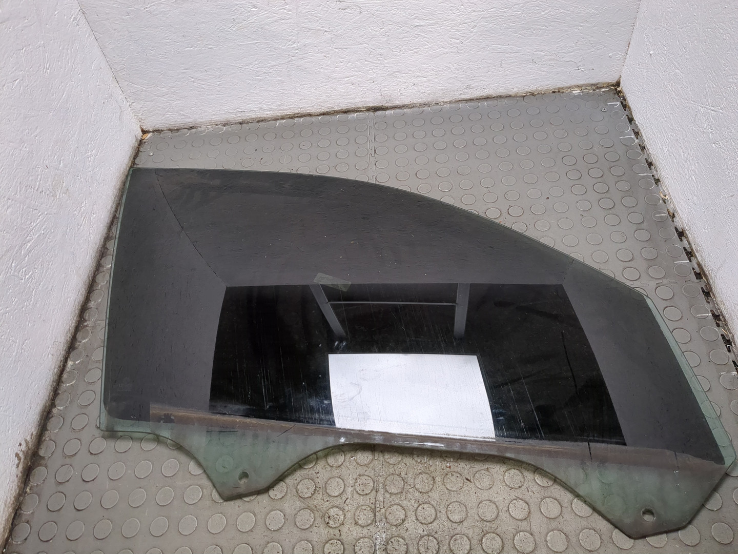 Стекло двери передней правой