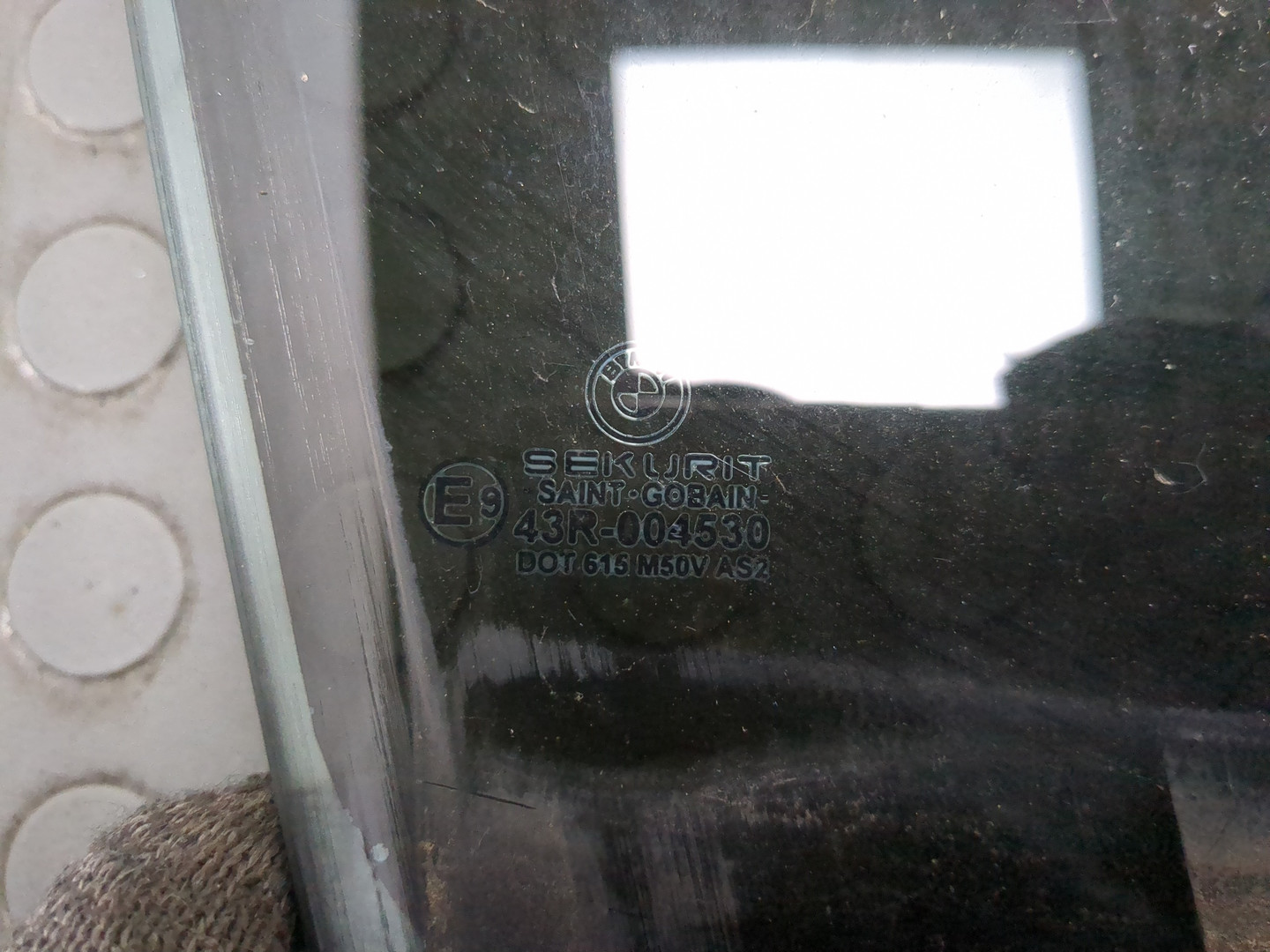 Стекло двери передней правой