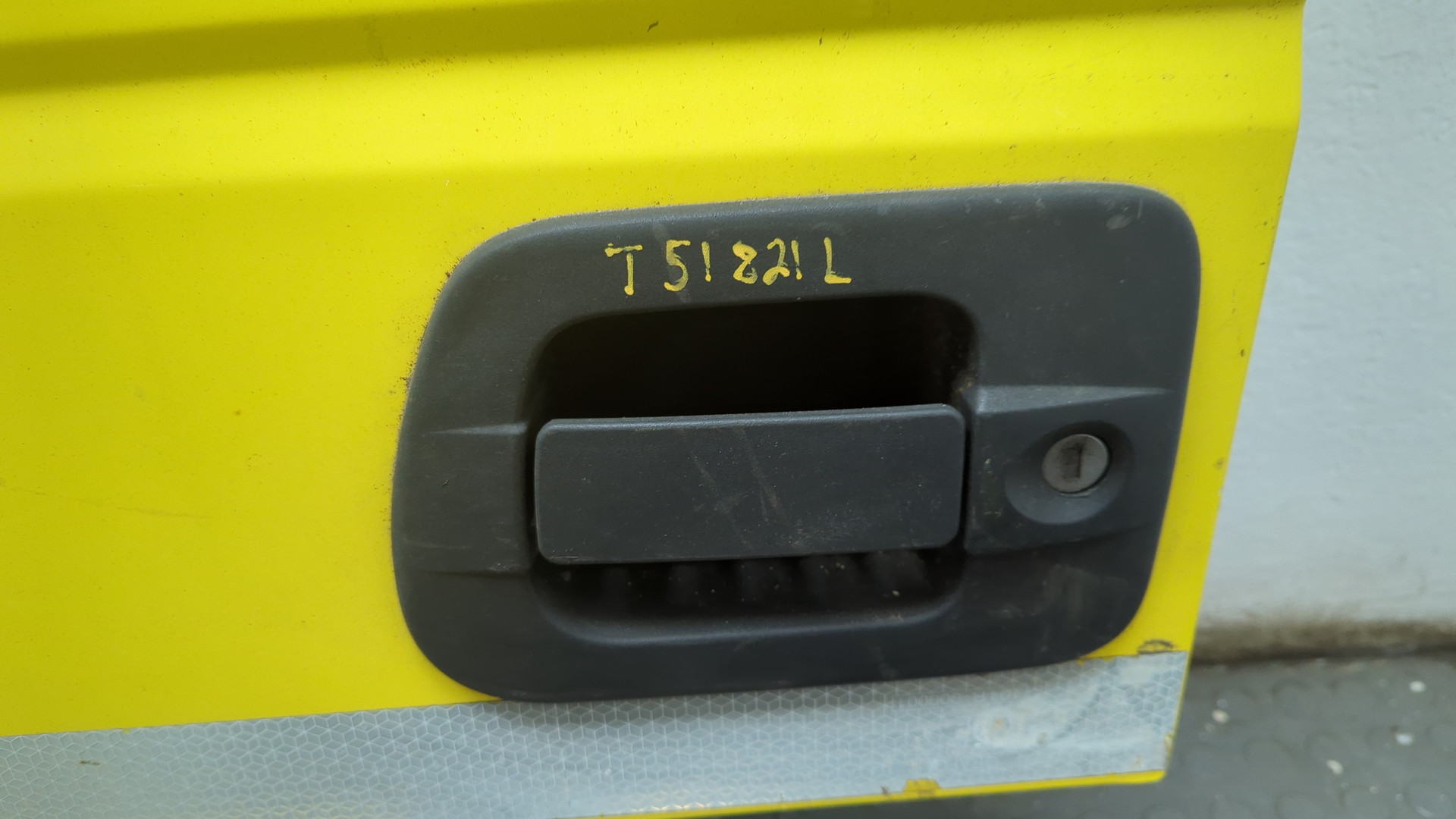 Дверь передняя левая