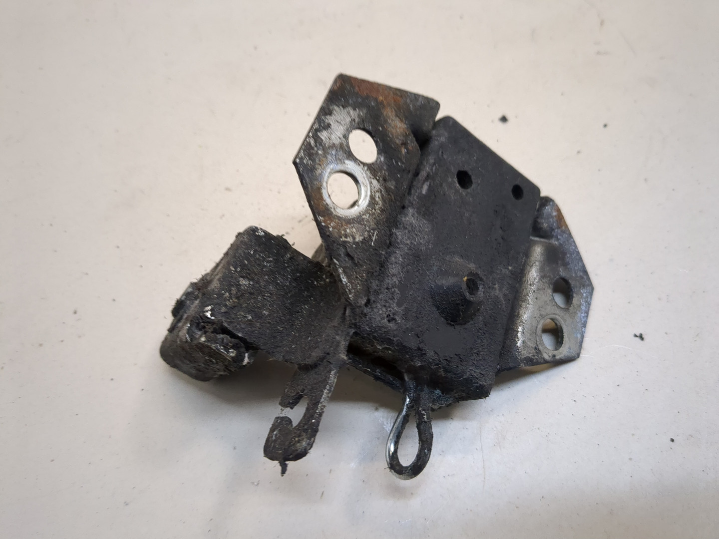 Замок капота