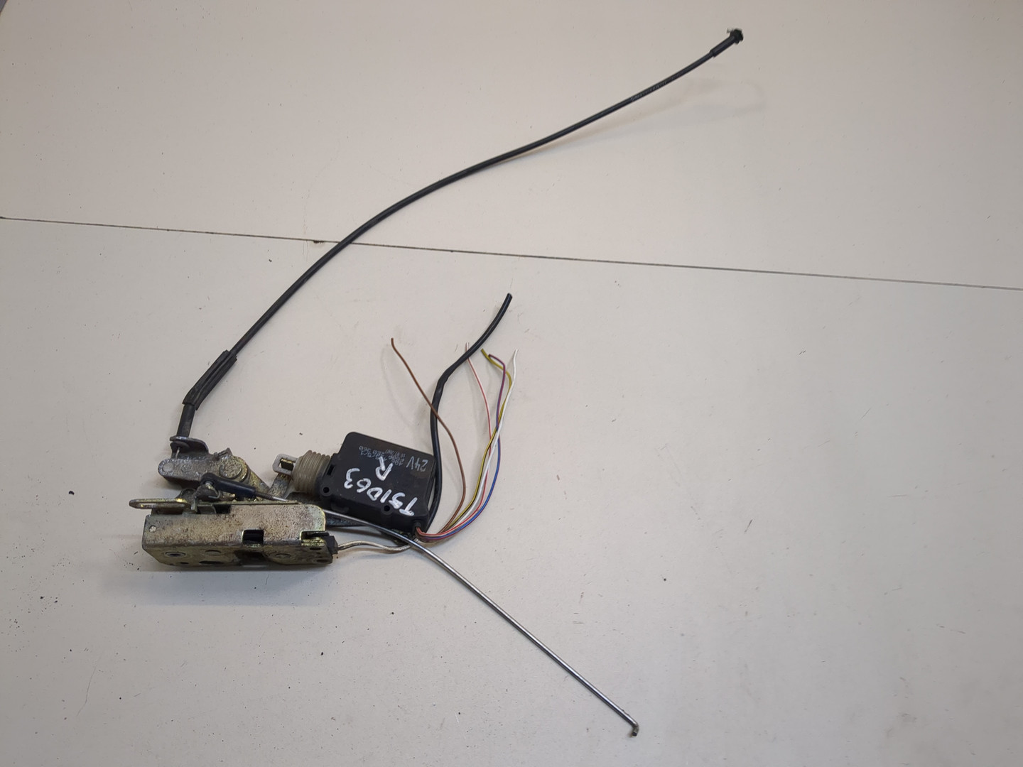 Замок двери передней правой